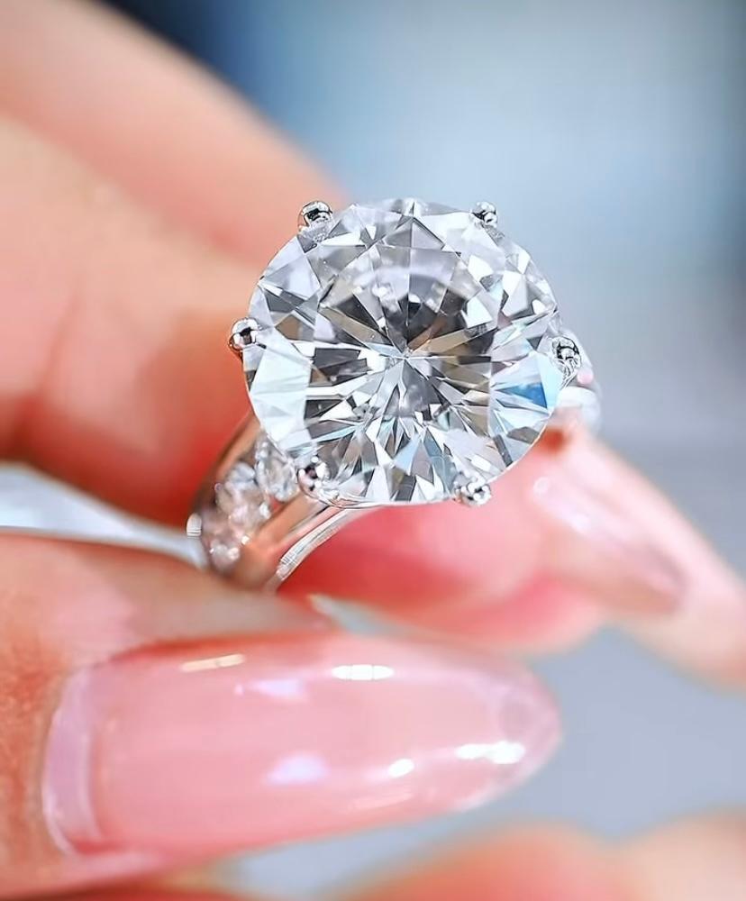 GIA Certifié 10.00 Ct F/VS1 Round Brillant Cut  Bague solitaire en or 18K avec diamant Neuf - En vente à Massafra, IT
