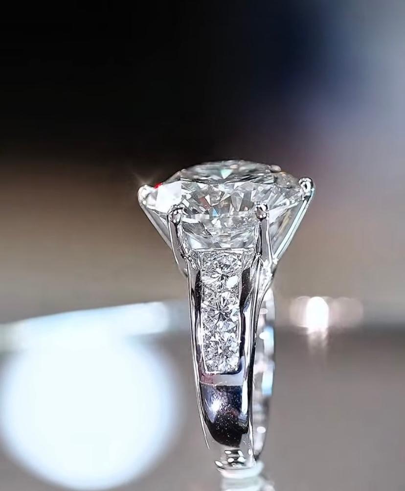 GIA Certifié 10.00 Ct F/VS1 Round Brillant Cut  Bague solitaire en or 18K avec diamant Unisexe en vente