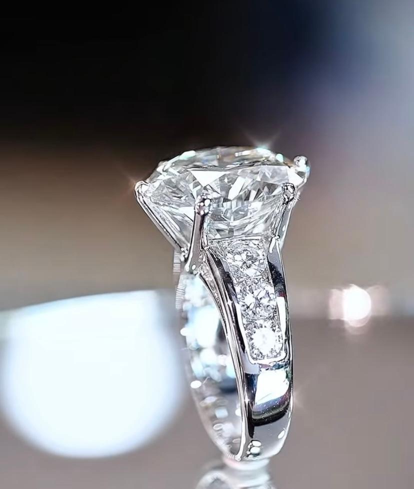 GIA Certifié 10.00 Ct F/VS1 Round Brillant Cut  Bague solitaire en or 18K avec diamant en vente 1
