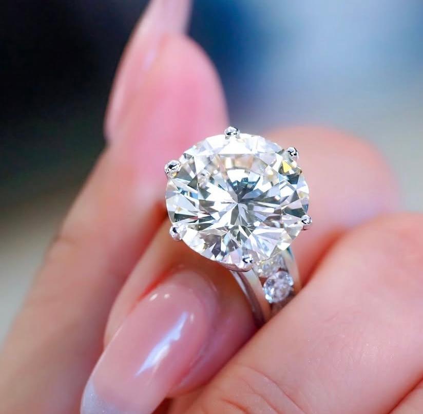 GIA Certifié 10.00 Ct F/VS1 Round Brillant Cut  Bague solitaire en or 18K avec diamant en vente 3