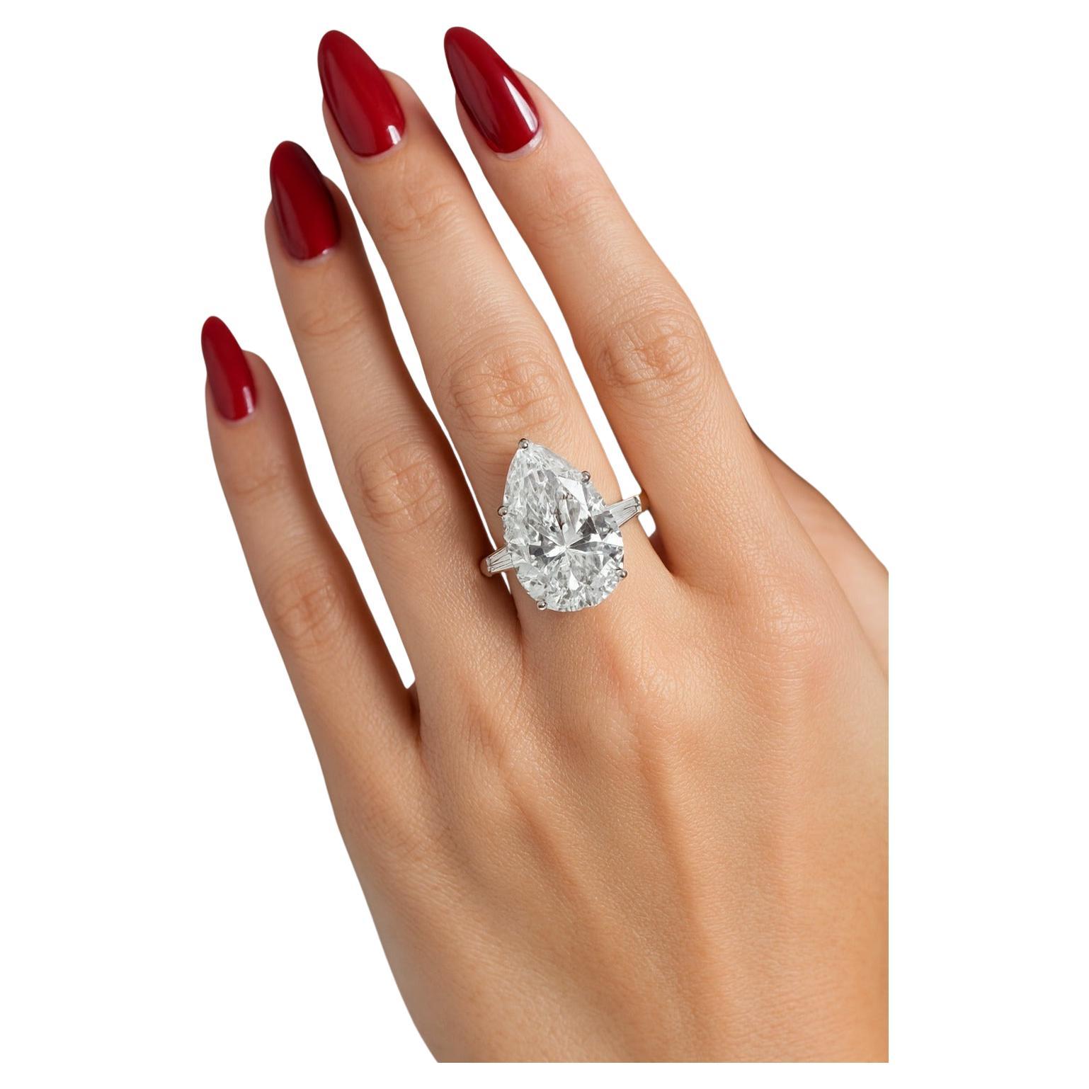 GIA-zertifizierter 10,01 Karat D VVS2 birnenförmiger Diamantring aus Platin mit spitz zulaufenden Baguetten

Dieser Ring ist ein wahrhaft außergewöhnliches Schmuckstück von Seltenheit und Schönheit. Er ist mit einem 10,01 Karat schweren Pear