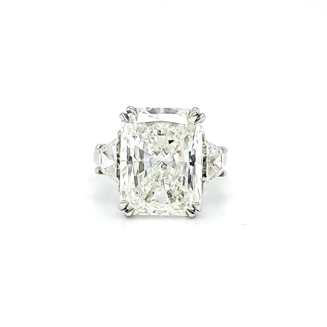 GIA Certified 10.01 Carat Radiant Cut Three-Stone Ring In New Condition In New York, NY