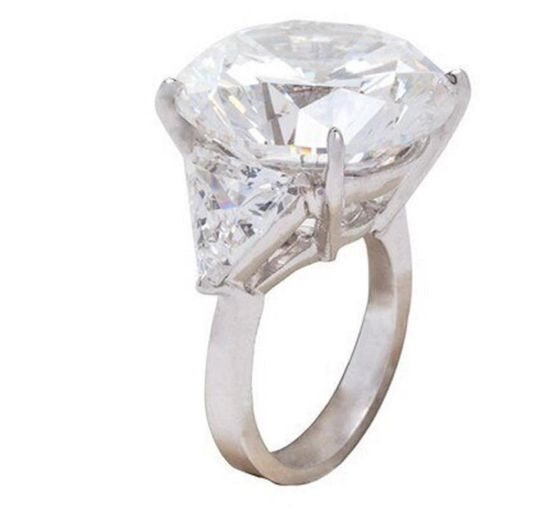 GIA-zertifizierter 10.01-Karat-Diamantring mit rundem Brillantschliff 
1 Karat Diamanten im Billionenschliff als Seitensteine