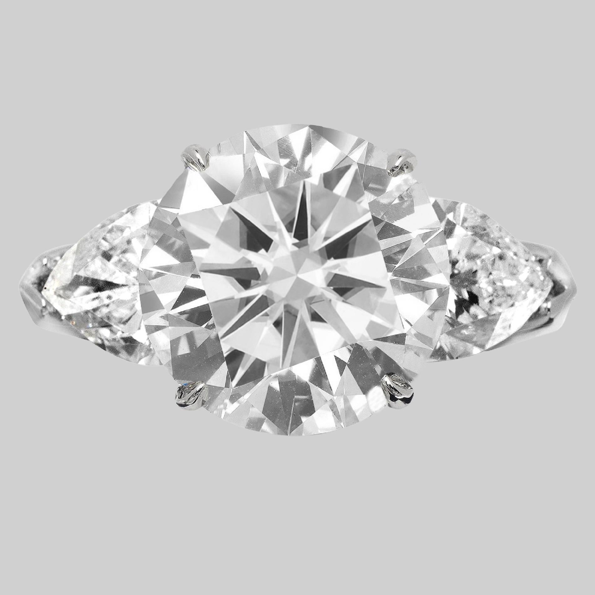 Impresionante expresión de refinamiento moderno, este anillo Antinori de tres piedras presenta un extraordinario Diamante de Corte Brillante Redondo Certificado por el GIA de 4,02 quilates, flanqueado por dos diamantes en forma de pera perfectamente