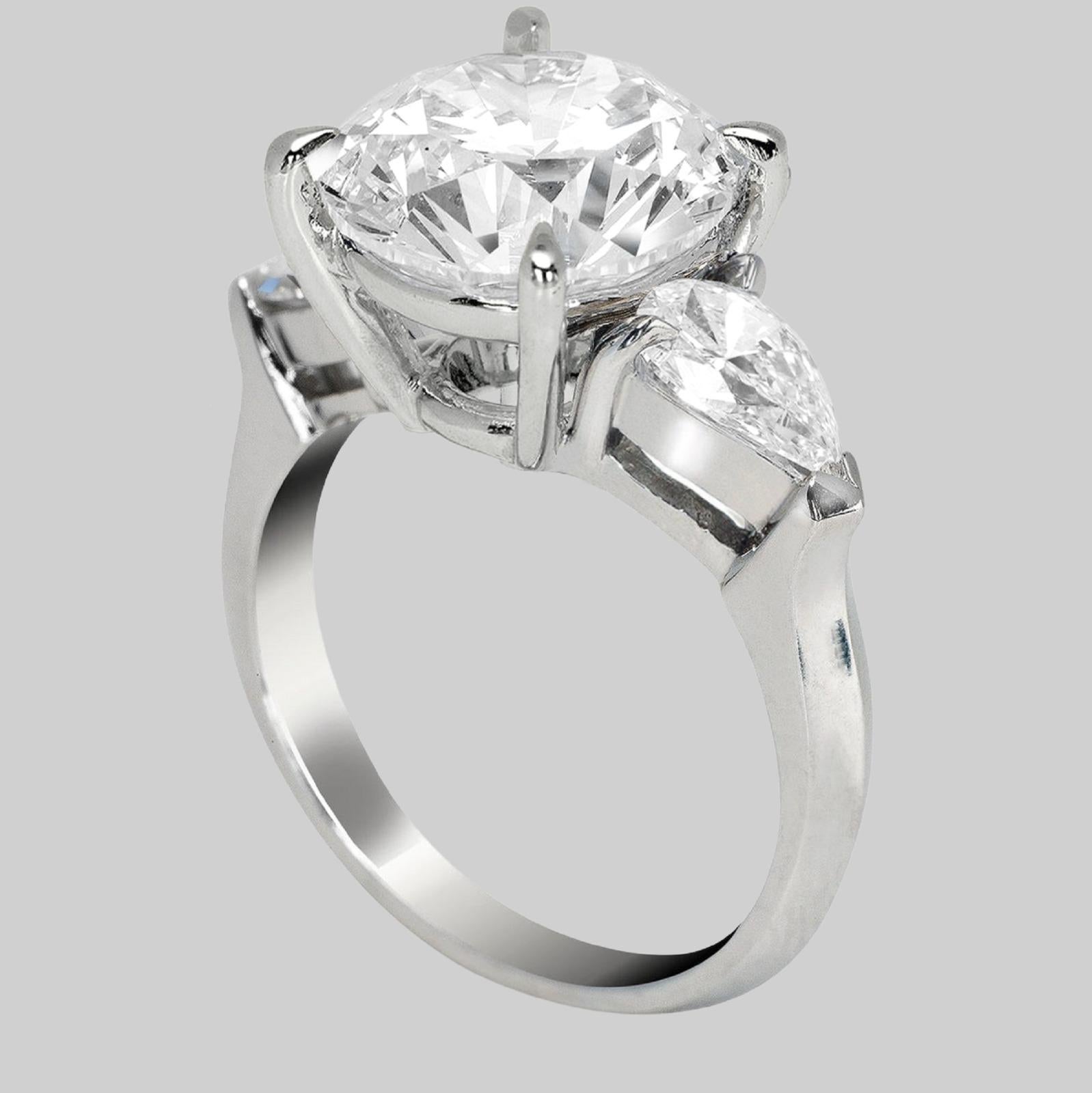 Anillo de platino con diamante talla redonda certificado por GIA de 10,01 quilates y diamante talla pera Contemporáneo