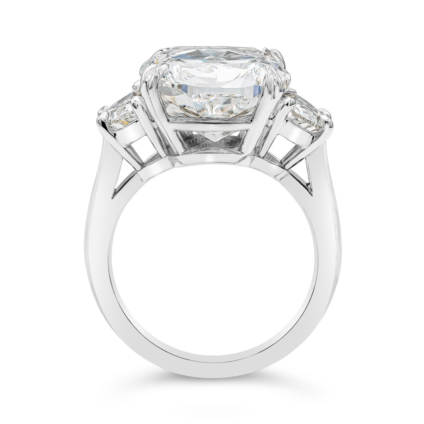 Contemporain Bague de fiançailles à trois pierres certifiée GIA 10.02 carats diamant taille coussin en vente