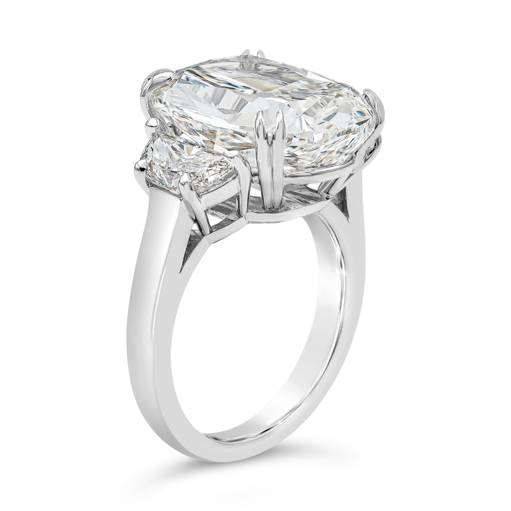GIA-zertifiziert 10.02 Karat Kissenschliff Diamant Drei-Stein-Verlobungsring im Zustand „Neu“ im Angebot in New York, NY