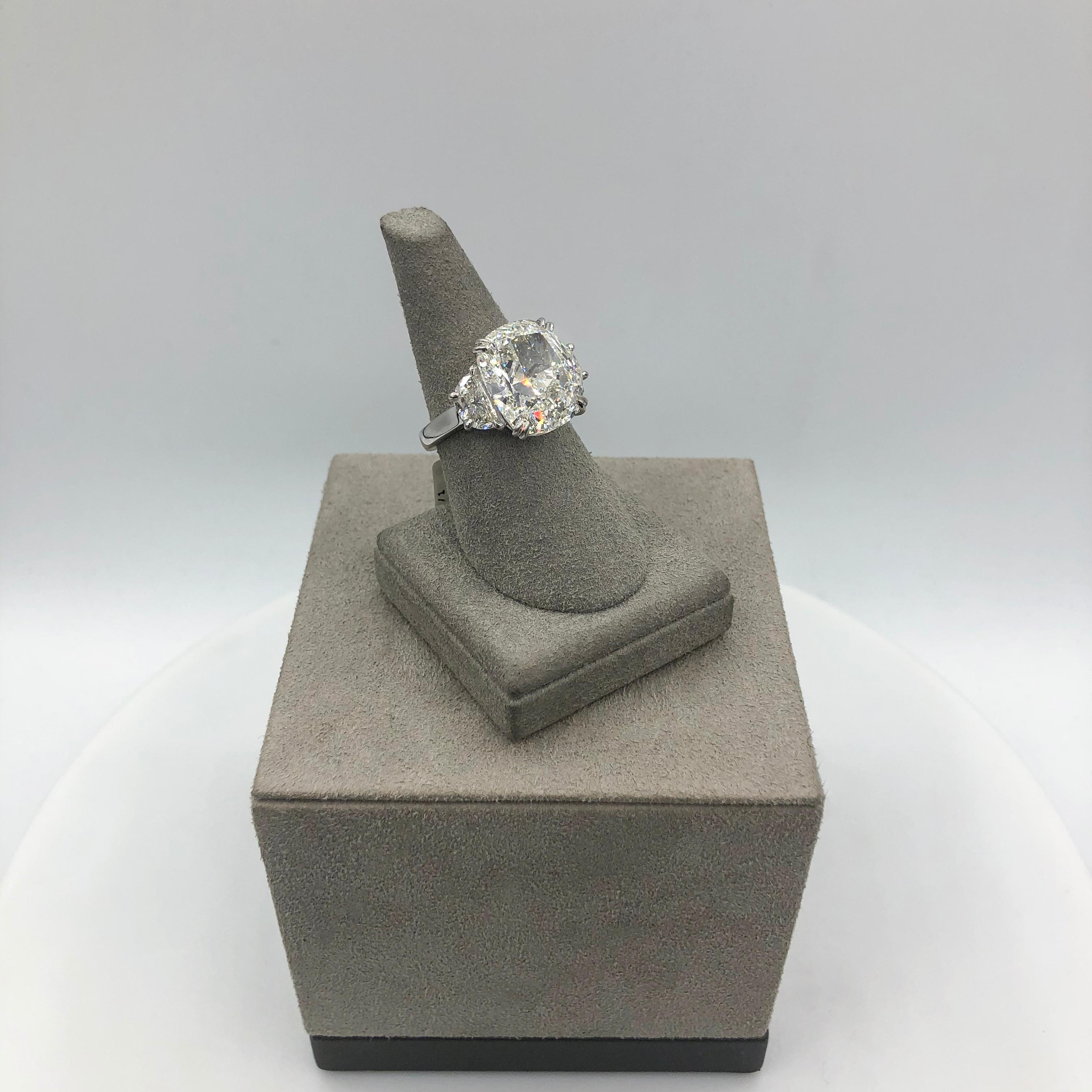 Bague de fiançailles à trois pierres certifiée GIA 10.02 carats diamant taille coussin en vente 2