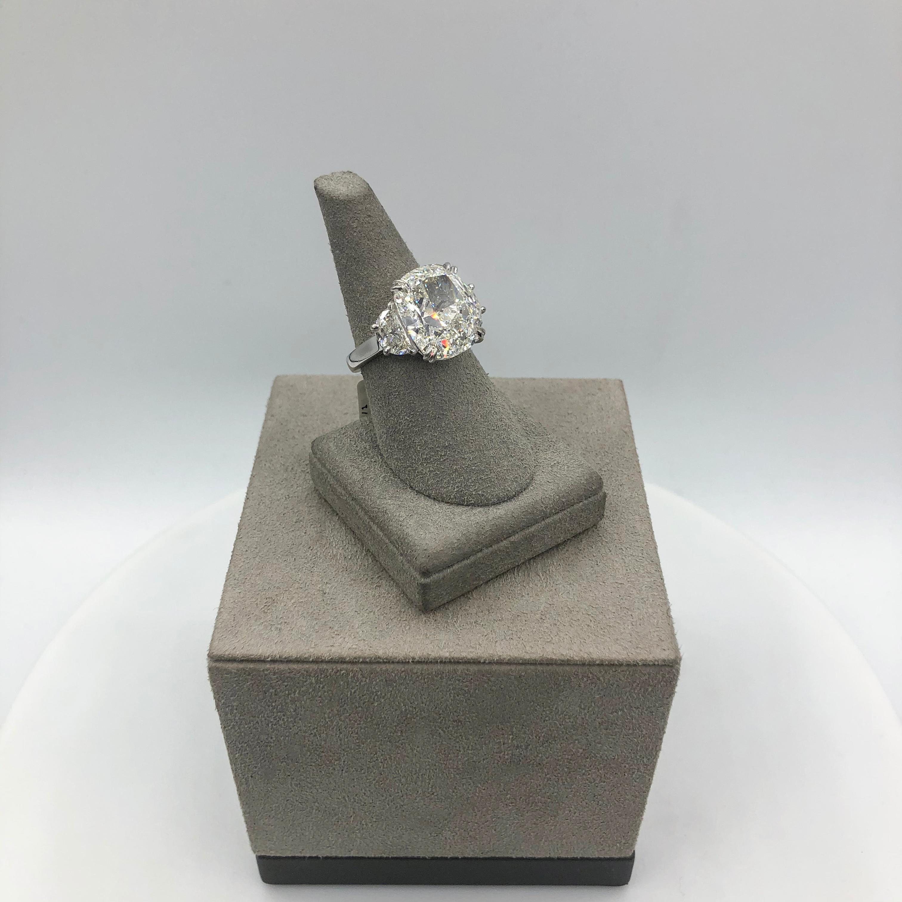 Anello di fidanzamento a tre pietre con diamante taglio cuscino certificato GIA da 10.02 carati in vendita 2
