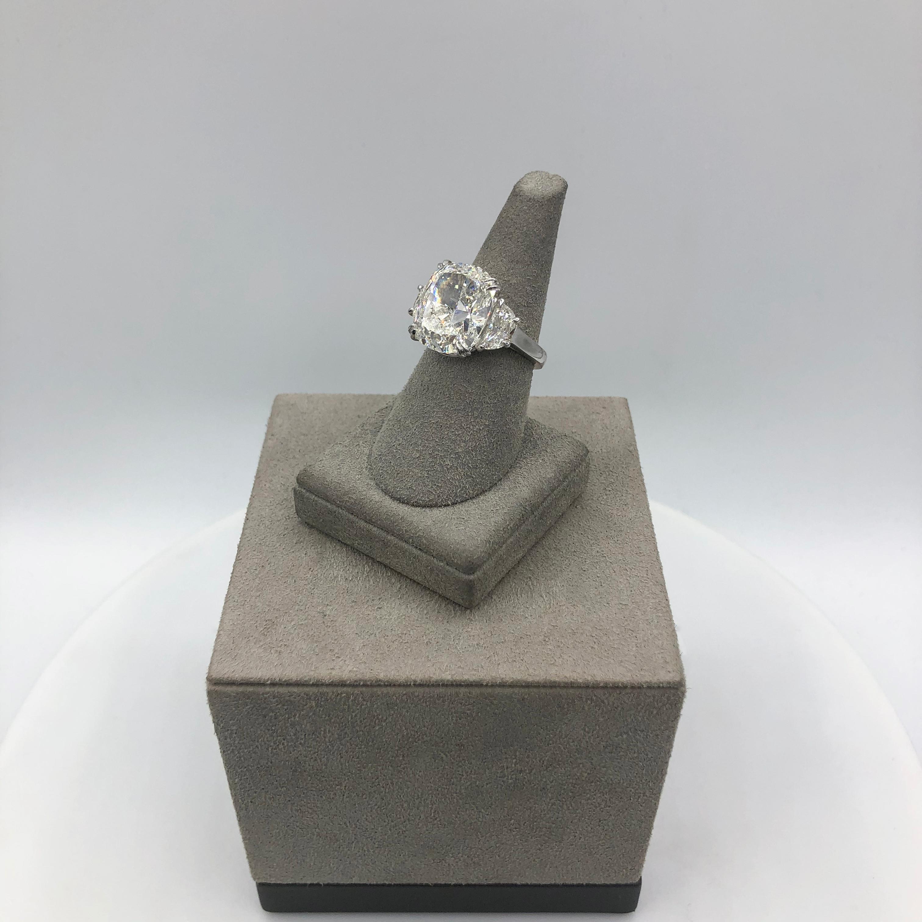 Donna Anello di fidanzamento a tre pietre con diamante taglio cuscino certificato GIA da 10.02 carati in vendita
