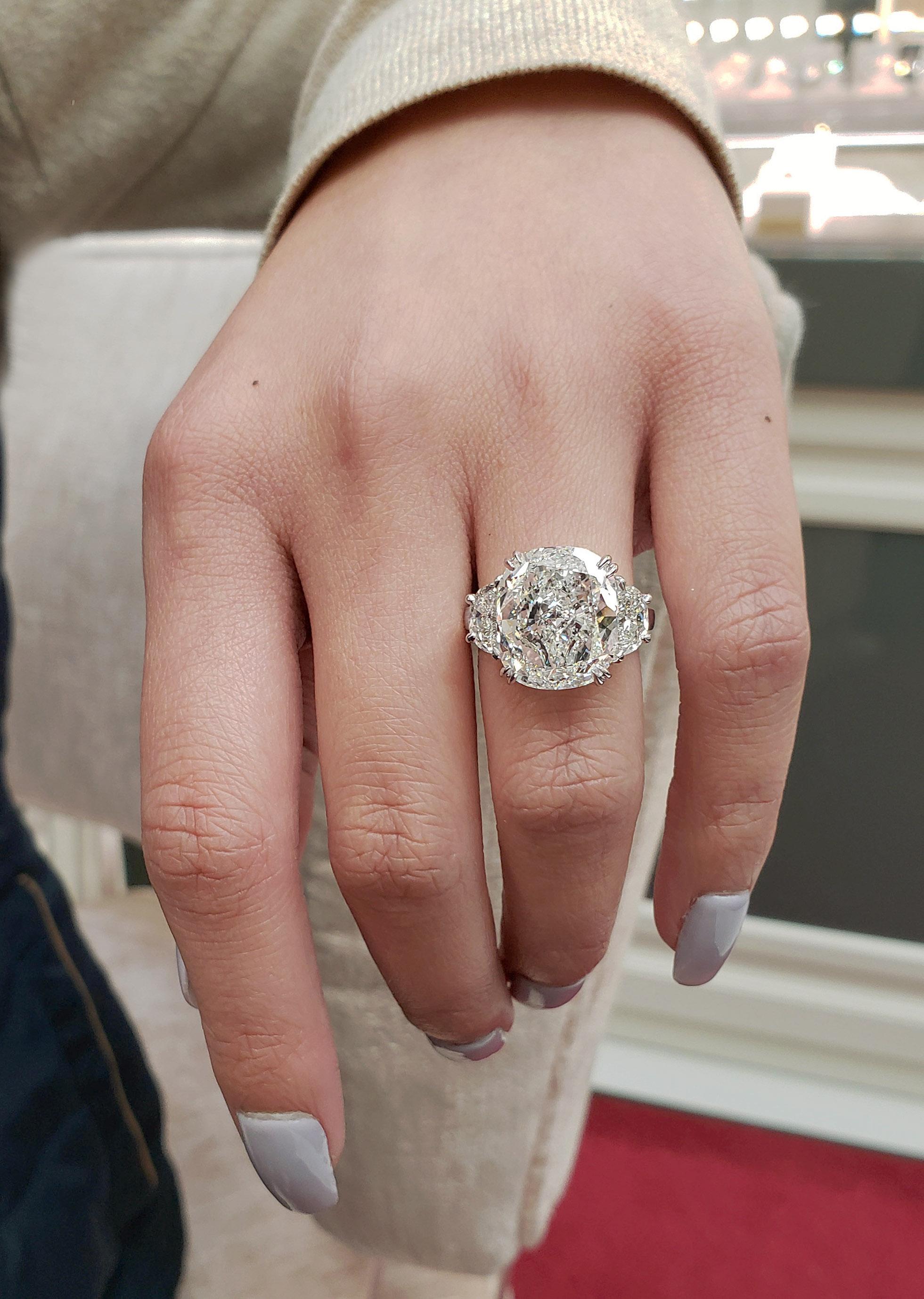 Taglio cuscino Anello di fidanzamento a tre pietre con diamante taglio cuscino certificato GIA da 10.02 carati in vendita
