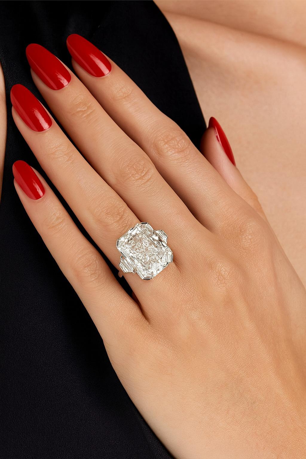 GIA-zertifizierter 10,02-Karat-D-Farbe-VS2-Schliff-eckiger rechteckiger modifizierter Brillant-Diamantring

Dieser Ring ist ein atemberaubendes Meisterwerk mit einem seltenen Diamanten von 10,02 Karat, Farbe D, Reinheit VS2, zertifiziert von GIA. 