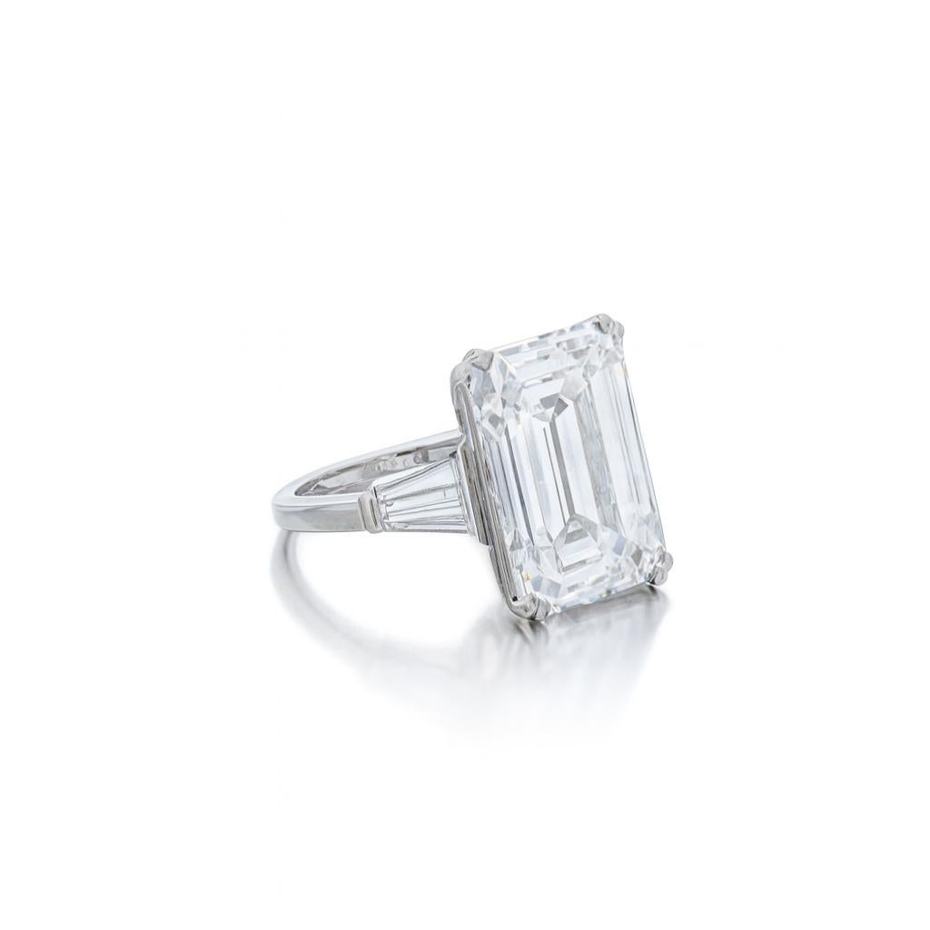 GIA-zertifizierter 10,02-Karat-Diamantring mit Smaragdschliff - Farbe E, innen makellos

Dieser Ring ist ein außergewöhnliches Juwel von seltener Schönheit. Er enthält einen GIA-zertifizierten Diamanten mit 10,02 Karat im Smaragdschliff, der mit der