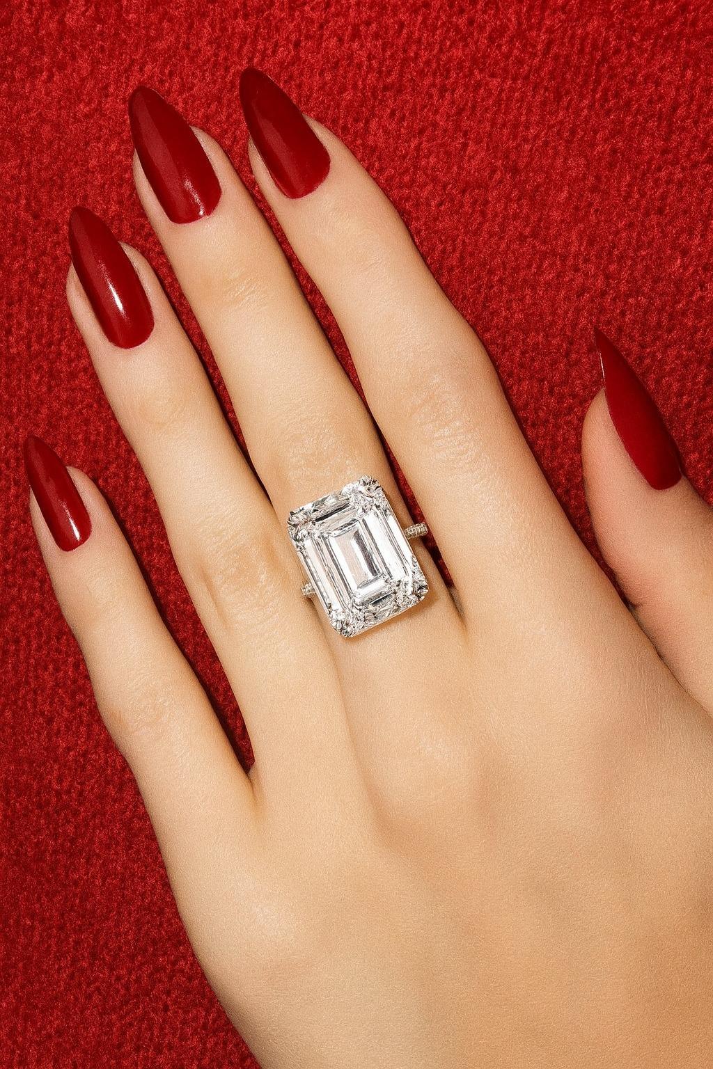 Anillo de diamantes talla esmeralda de 10,02 quilates certificado por el GIA

Impresionante declaración de elegancia y prestigio, este excepcional anillo incluye un diamante talla esmeralda de 10,02 quilates, certificado por el GIA, de color J y