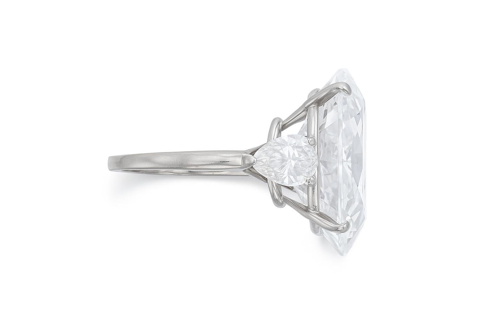 Contemporain Bague en platine certifiée GIA 10,02 carats F VVS1 Diamant ovale brillant en vente