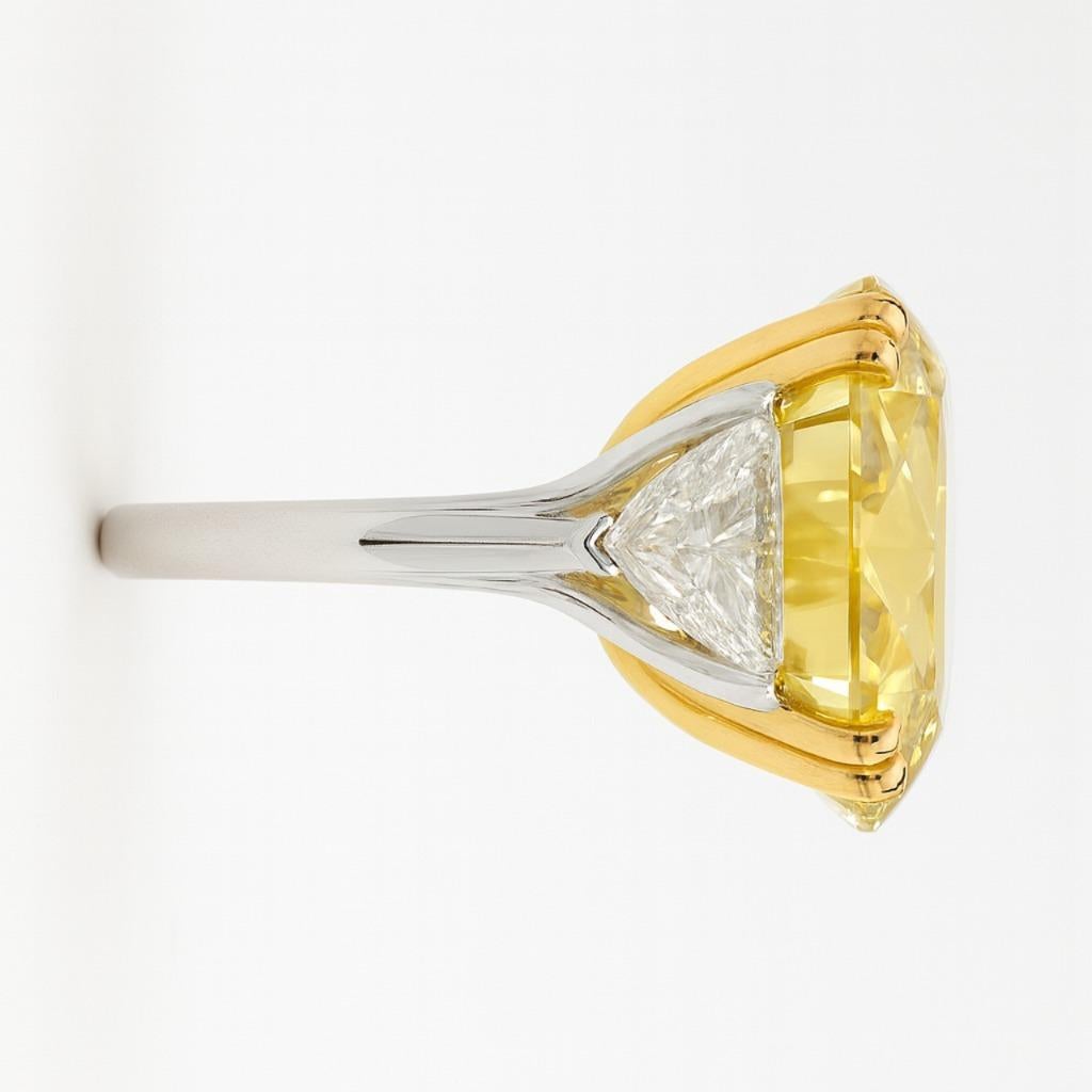 Taille ovale Bague à diamant ovale certifié GIA 10,02 carats jaune fantaisie VS2 en vente