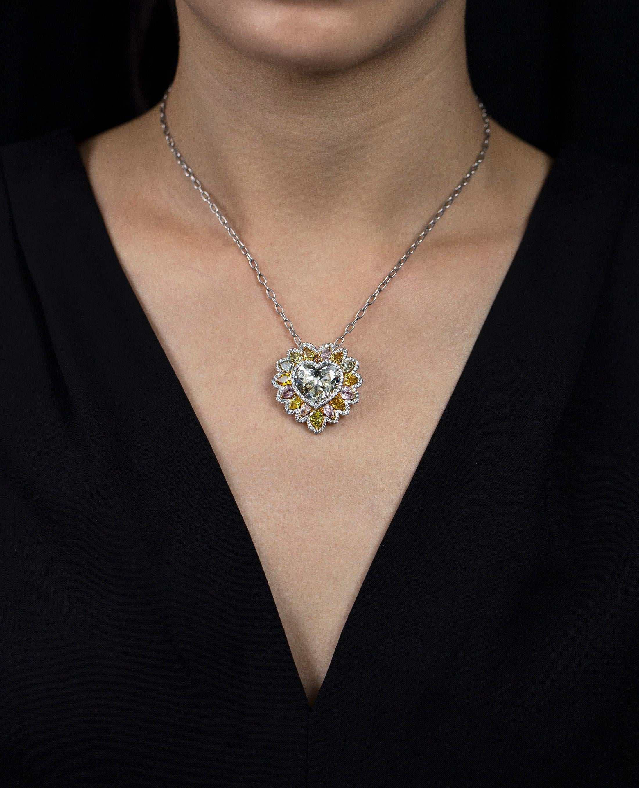 Halskette mit GIA-zertifiziertem 10,02 Karat herzförmigem Diamant-Löwen-Halo-Anhänger im Zustand „Neu“ im Angebot in New York, NY