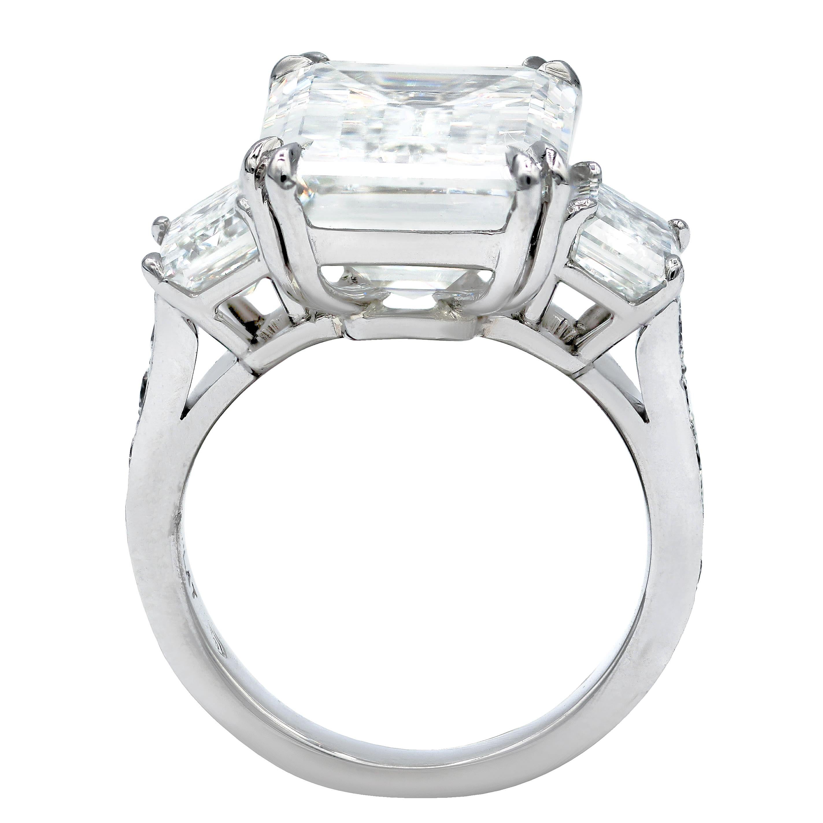 Bague en platine avec diamant taille émeraude, certifié GIA 10,07 ct J-Vs1 (Emc497), serti de deux diamants taille émeraude de 1,16ct et 1,16ct et 1,00ct au total sur un côté. (Taille 6) 
GIA 2215823680