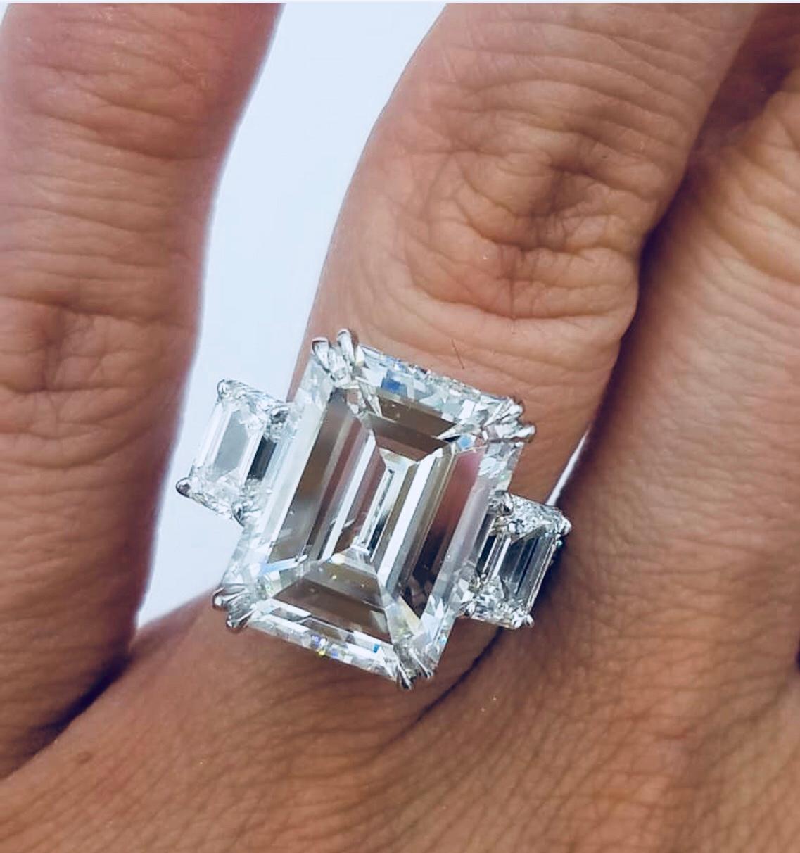 Taille émeraude Bague en diamant taille émeraude de 12.23 carats certifiée GIA en vente