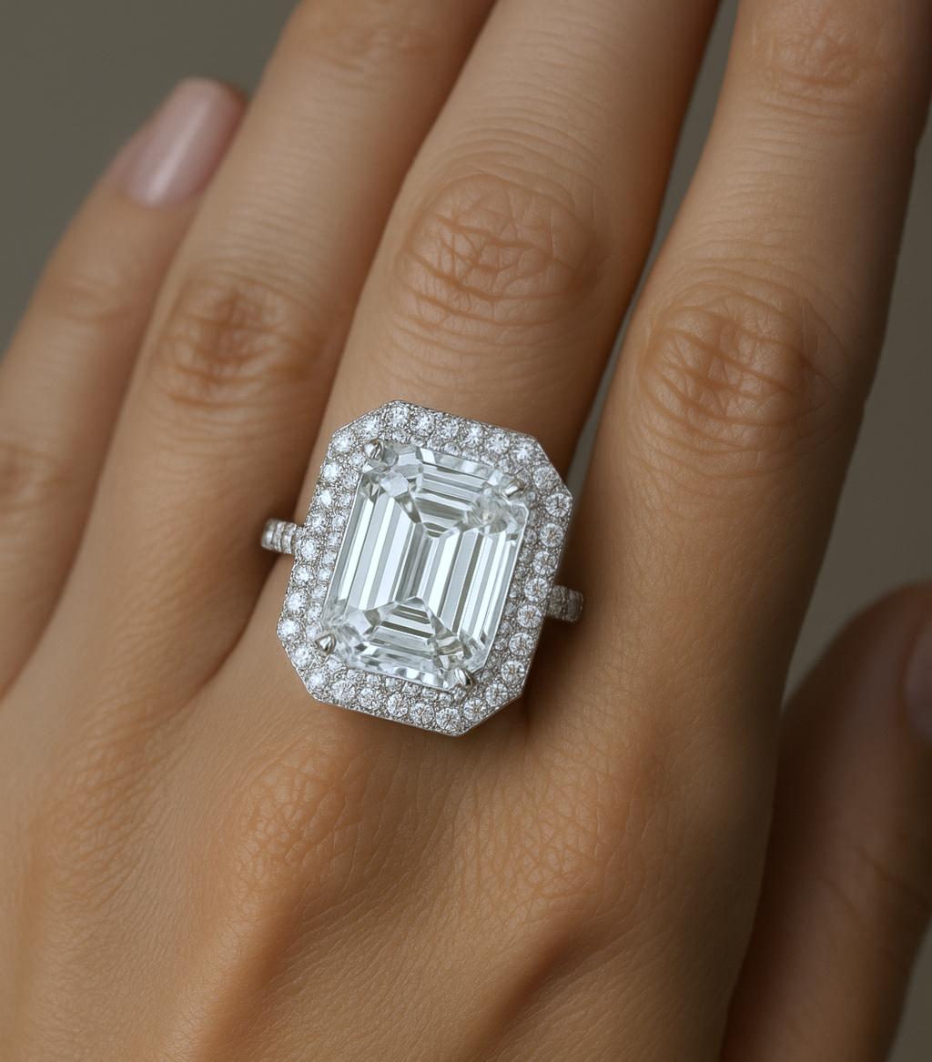 GIA-zertifizierter 10,03 Karat Smaragdschliff-Diamantring mit doppeltem Halo in Platin

Dieser atemberaubende Ring enthält einen GIA-zertifizierten 10,03 Karat schweren Diamanten im Smaragdschliff mit den Maßen 14,47 x 10,49 x 6,76 mm.

Der Diamant