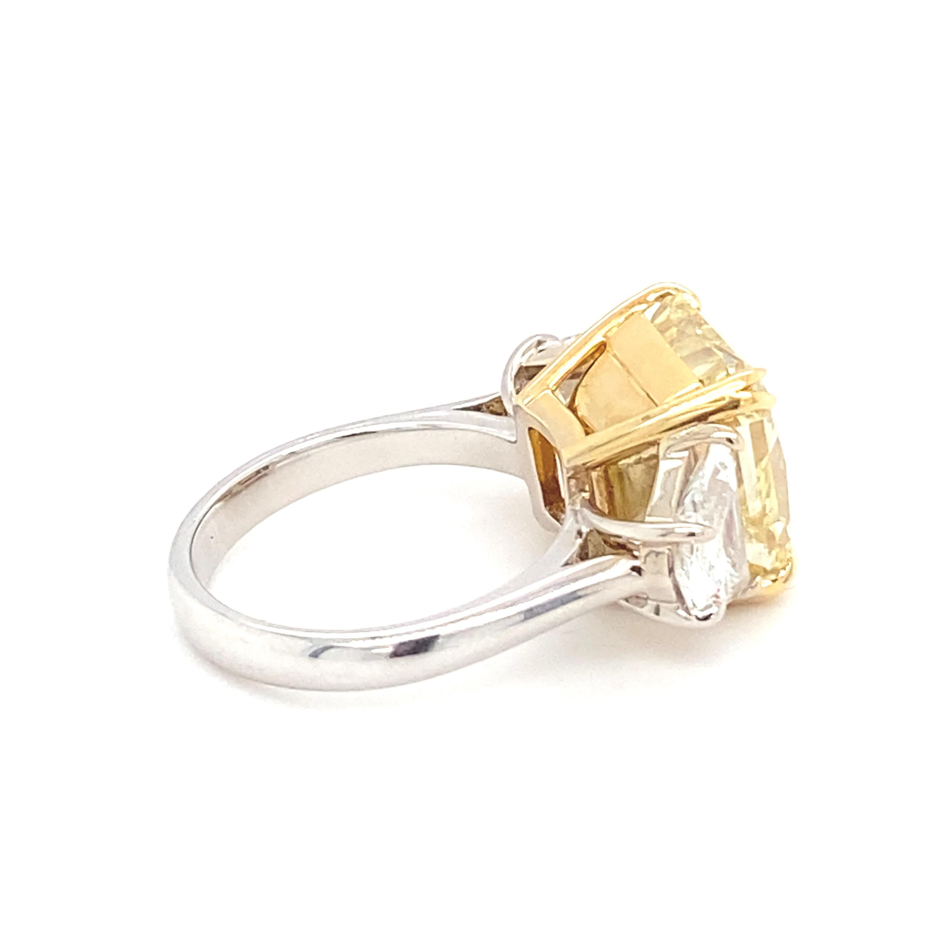 Bague de fiançailles avec diamant coussin jaune intense de 10,03 carats certifié GIA en vente 4