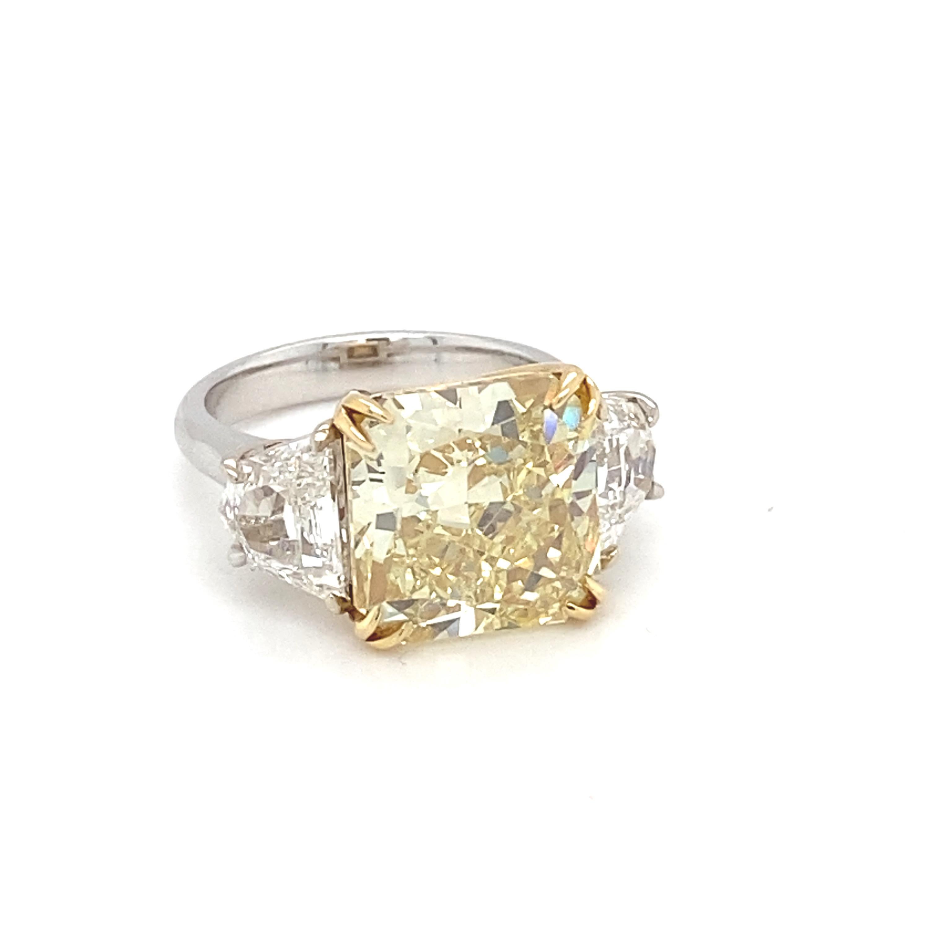 GIA-zertifizierter Verlobungsring mit 10,03 Karat intensiv gelbem Fancy-Diamant im Kissenschliff im Zustand „Neu“ im Angebot in Trumbull, CT