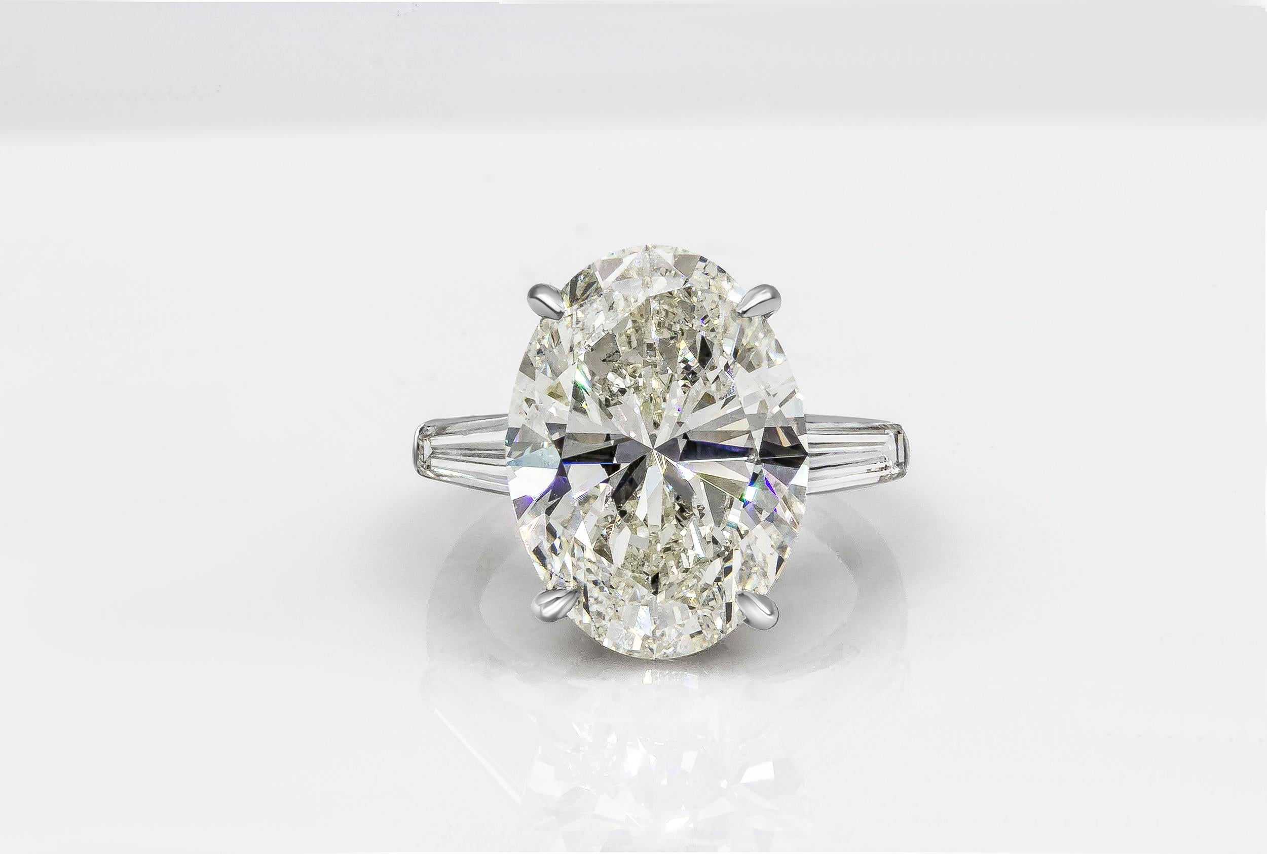 Verlobungsring mit drei Steinen, GIA-zertifizierter 10.03 Karat Diamant im Ovalschliff  im Angebot 1