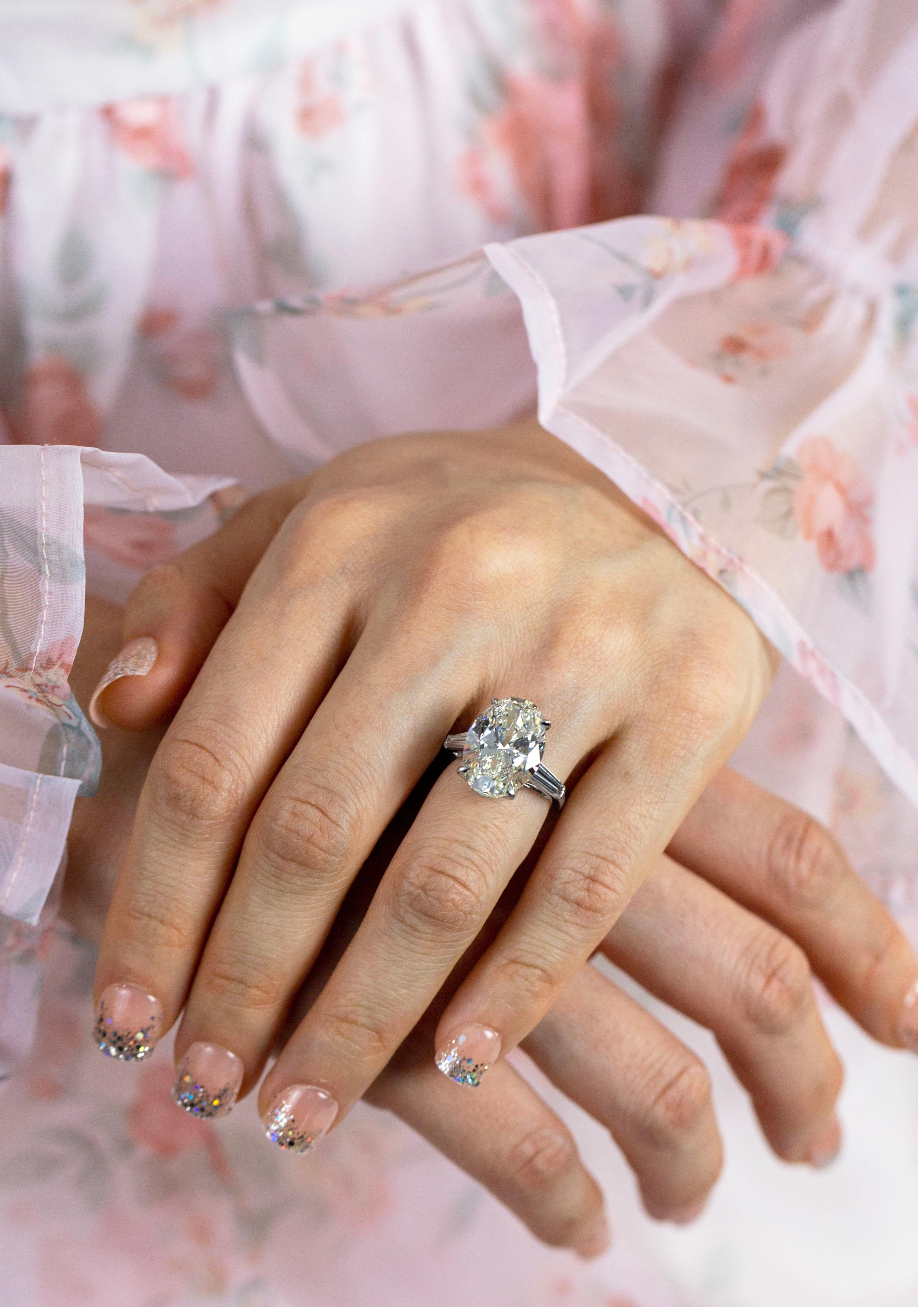 Verlobungsring mit drei Steinen, GIA-zertifizierter 10.03 Karat Diamant im Ovalschliff  im Zustand „Neu“ im Angebot in New York, NY