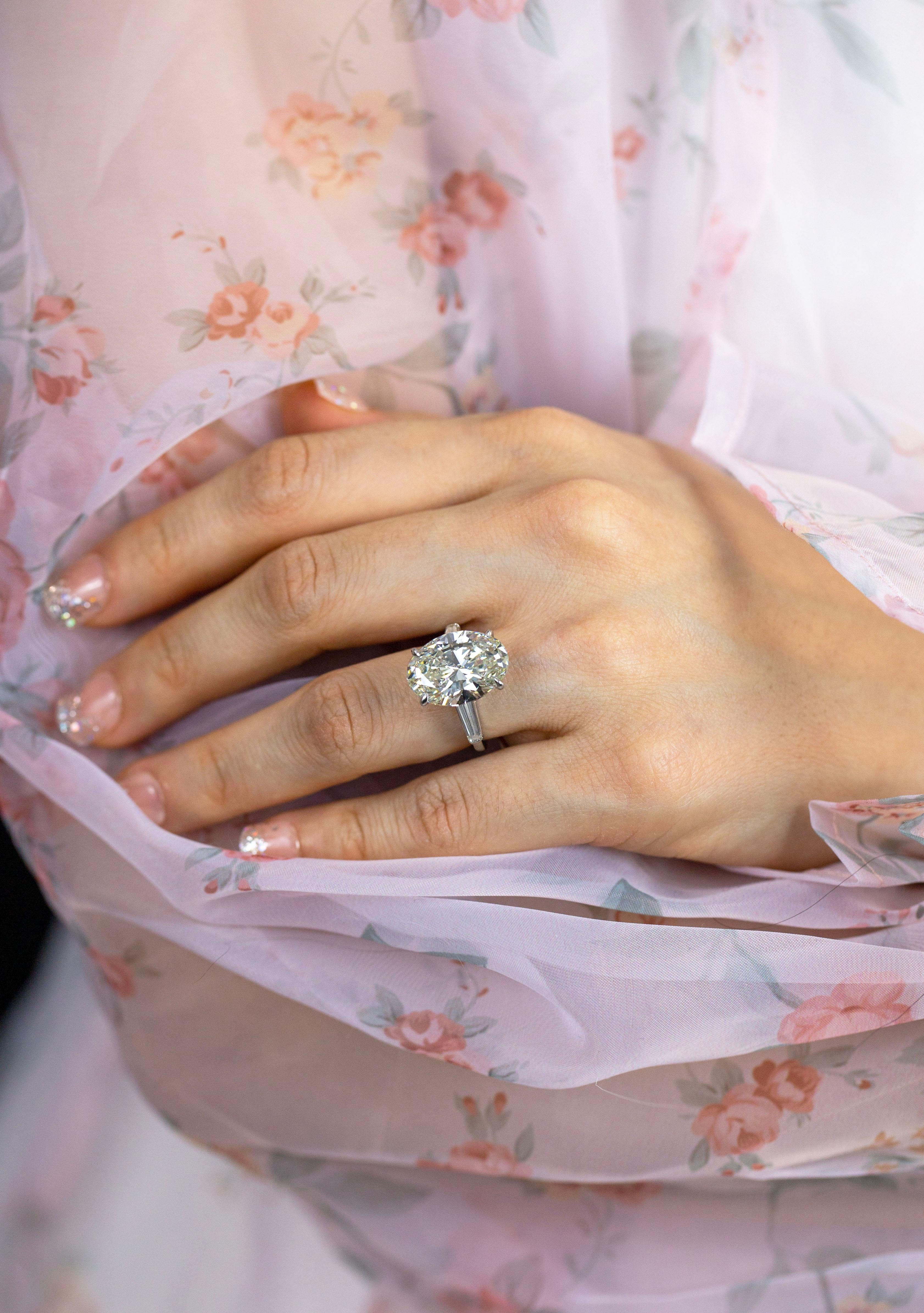 Verlobungsring mit drei Steinen, GIA-zertifizierter 10.03 Karat Diamant im Ovalschliff  Damen im Angebot