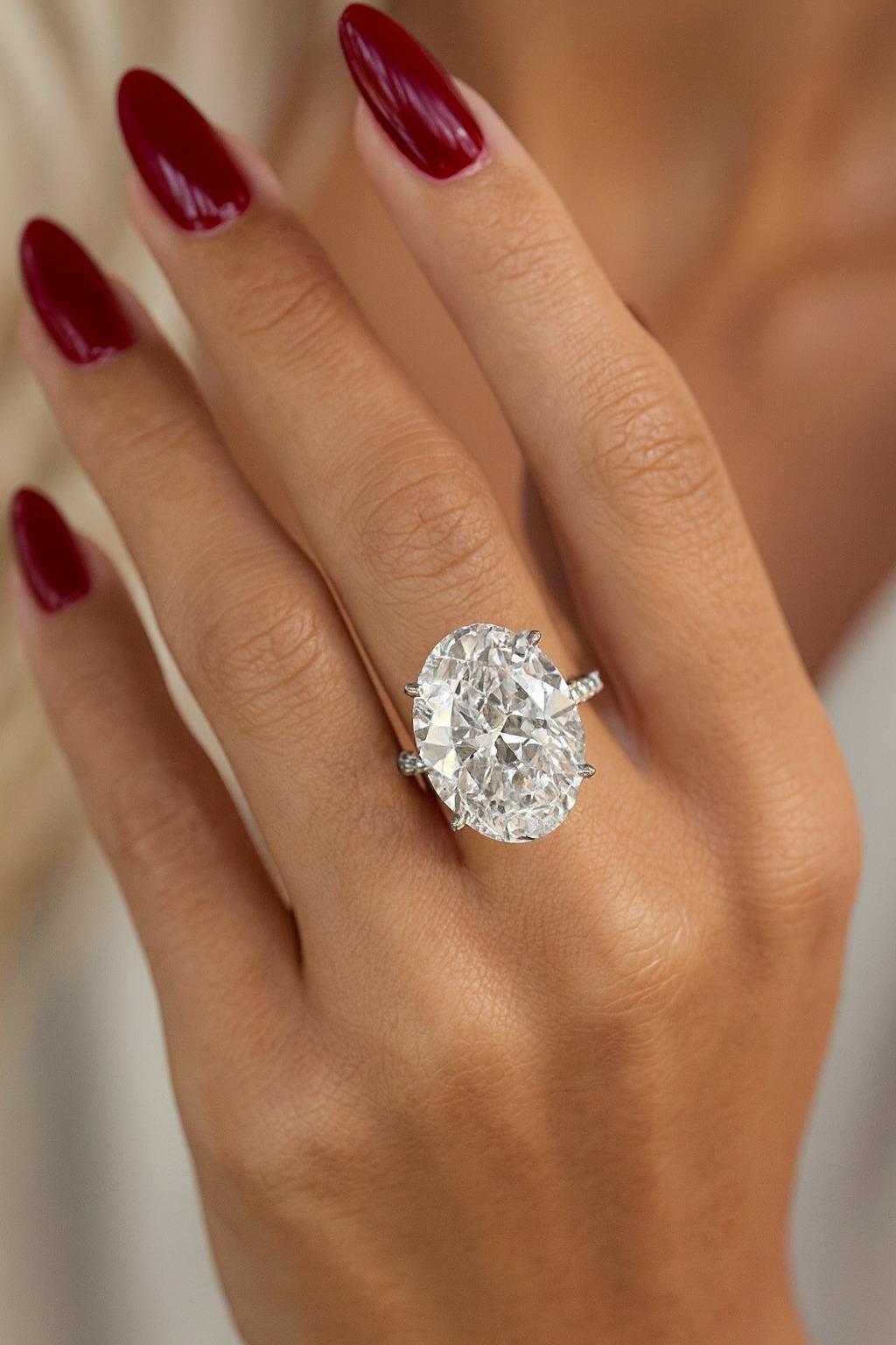 GIA zertifiziert 10,04 Karat D Farbe VS1 Oval Diamant Platin Pavé Band Ring

Beschreibung:

Ein außergewöhnlicher GIA-zertifizierter 10,04 Karat Oval-Brillant-Diamantring, eingefasst in ein zeitloses Platinpavéband.

Der Diamant ist eine echte