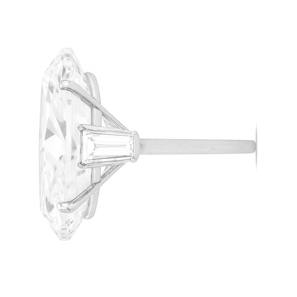 Contemporaneo Anello con diamante ovale brillante certificato GIA da 10,04 carati D-VS1 in platino in vendita