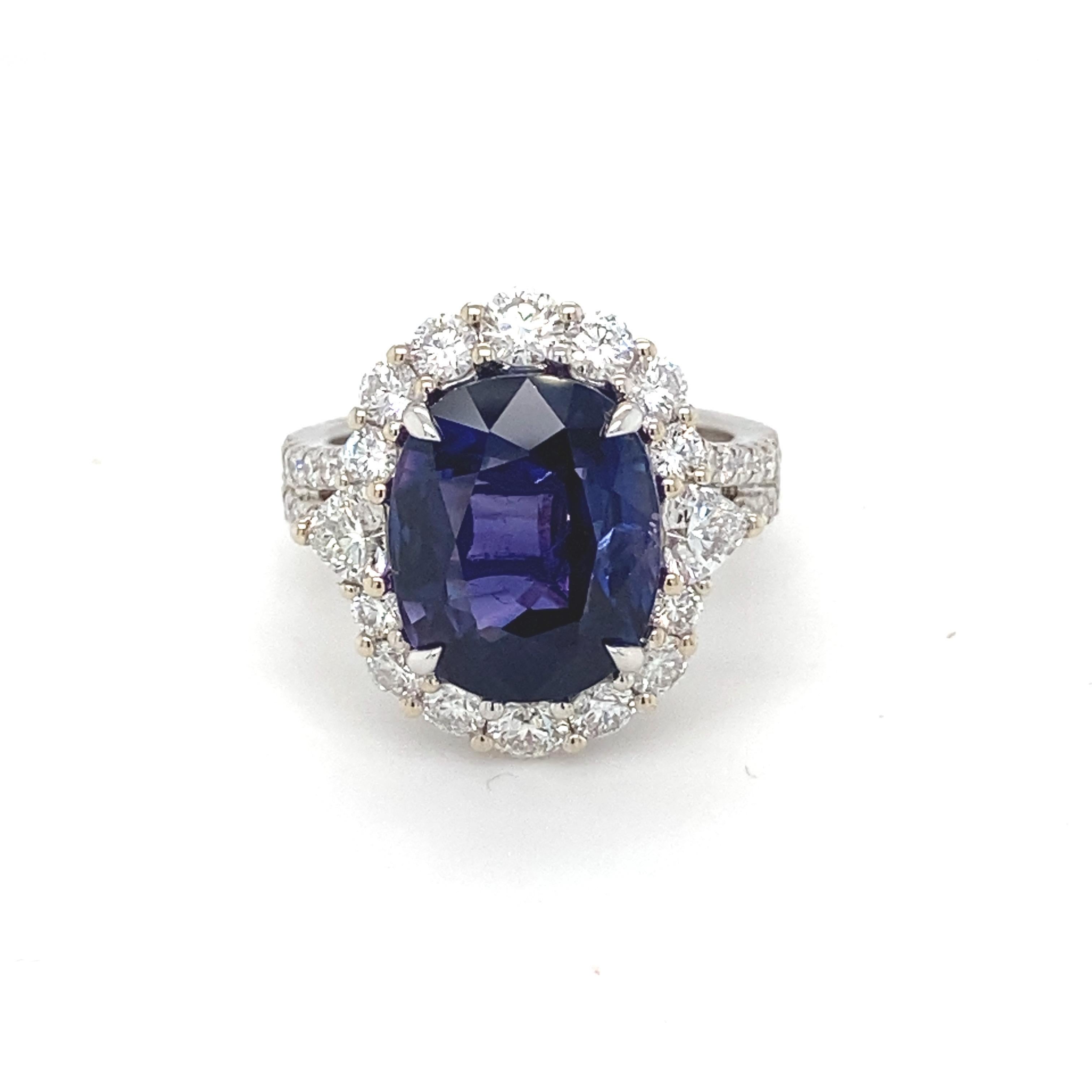 Dieser GIA-zertifizierte violettblaue ovale Saphir ist in vier Zacken gefasst und von einem glitzernden Diamantenhalo eingerahmt. Die diamantenen Akzente auf der Ringschiene verleihen diesem Saphirring ein elegantes und zugleich atemberaubendes