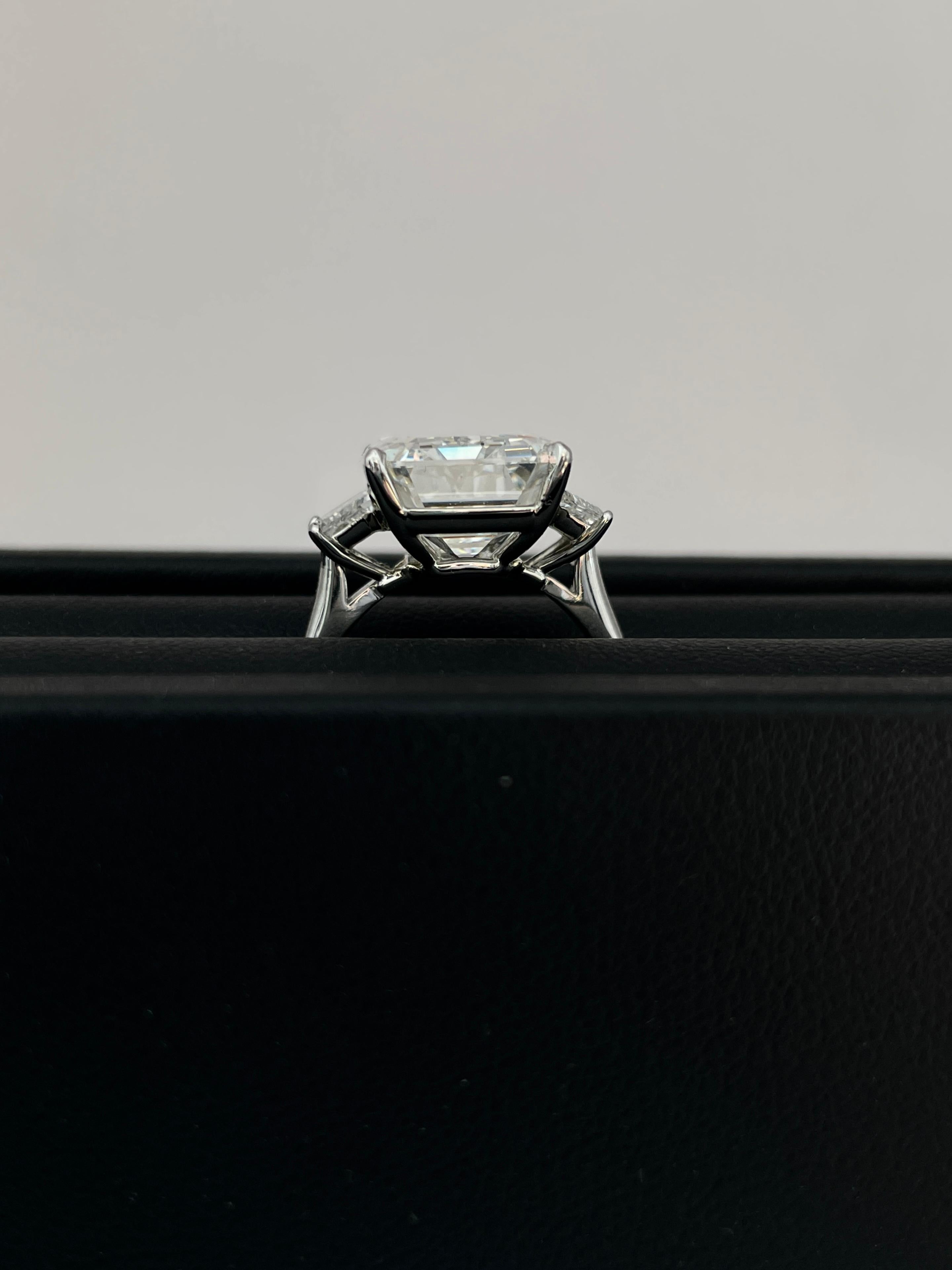 GIA-zertifizierter 10,05 Karat F VS1 Smaragd-Diamant-Dreisteinring mit drei Steinen im Zustand „Neu“ im Angebot in New York, NY