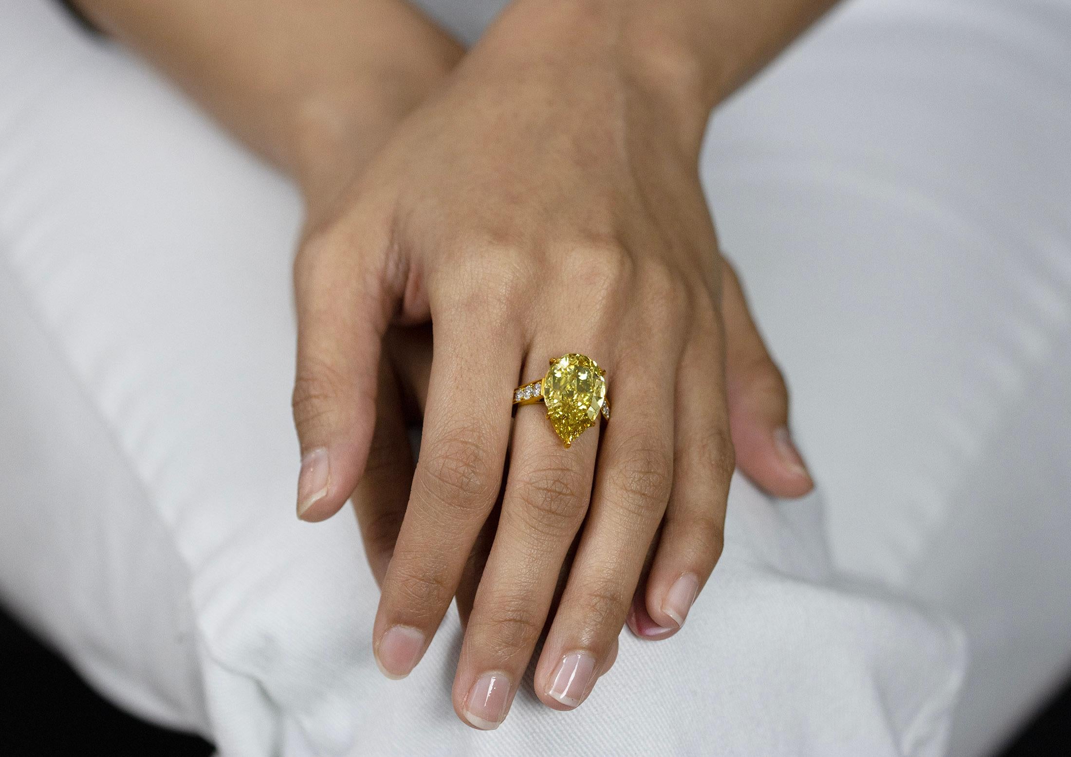 Gut gestaltete und Farbe reichen Verlobungsring verfügt über eine lebendige 10,06 Karat birnenförmigen Diamanten, dass GIA zertifiziert als fancy tief gelb, VS1 in Klarheit, in fünf Zacken 18k Gelbgold Einstellung. Akzentuiert durch 16 runde