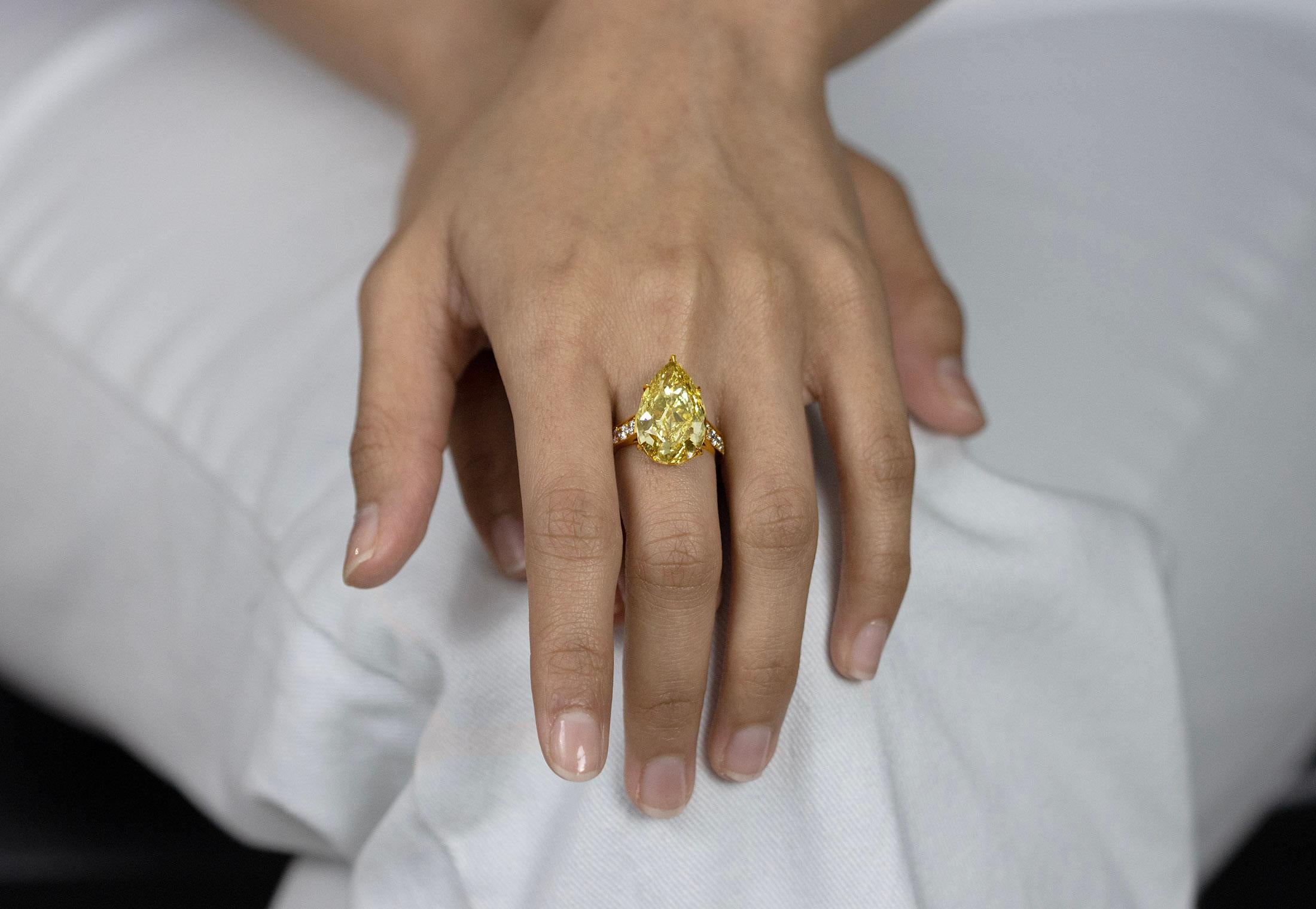GIA-zertifizierter 10,06 Karat birnenförmiger Fancy tiefgelber Diamant-Verlobungsring im Zustand „Neu“ im Angebot in New York, NY