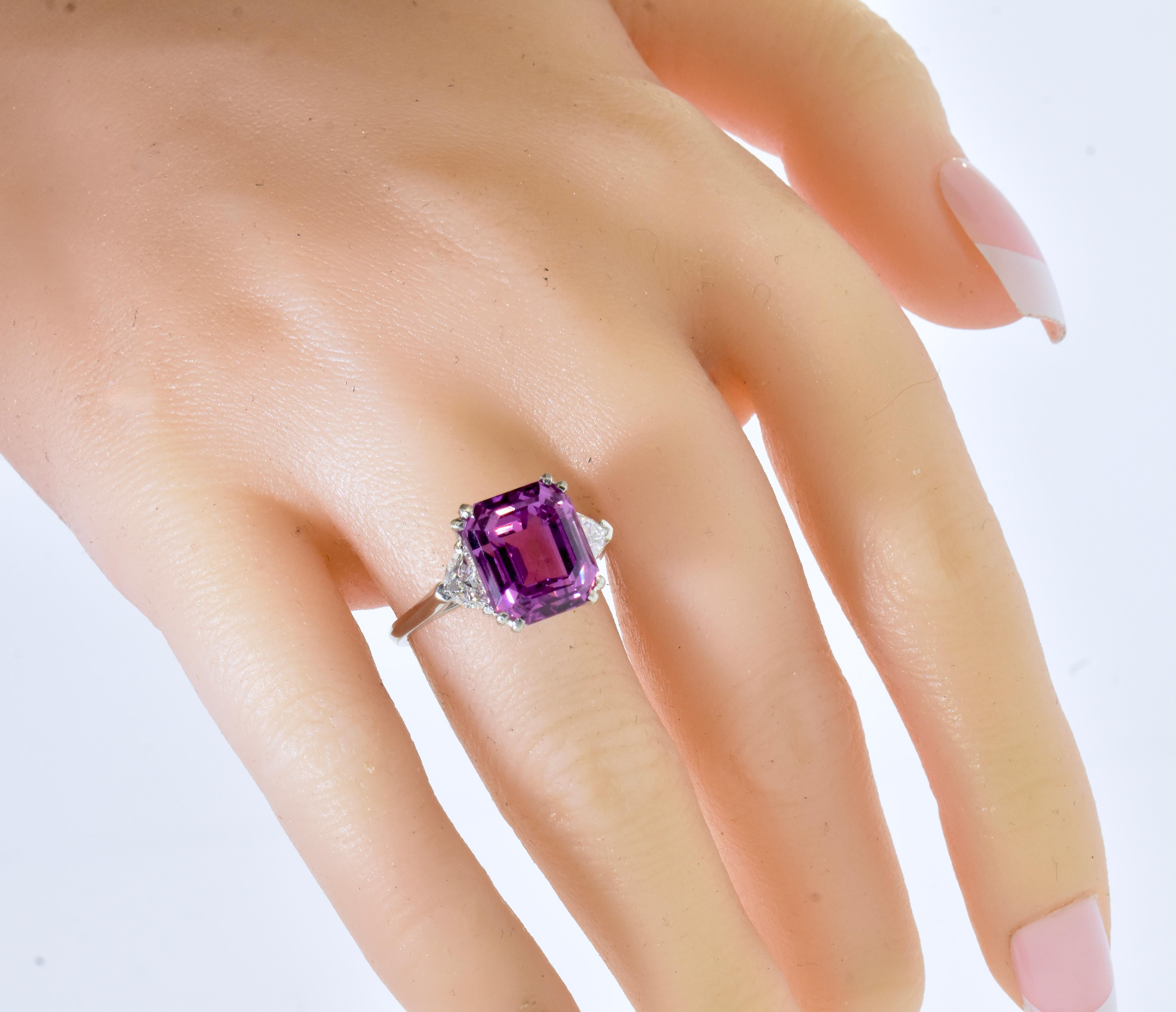 GIA-zertifizierter 10,06 Karat Ceylon-Ring mit rosafarbenem, lila Saphir und weißem Diamanten, 1935 (Smaragdschliff) im Angebot