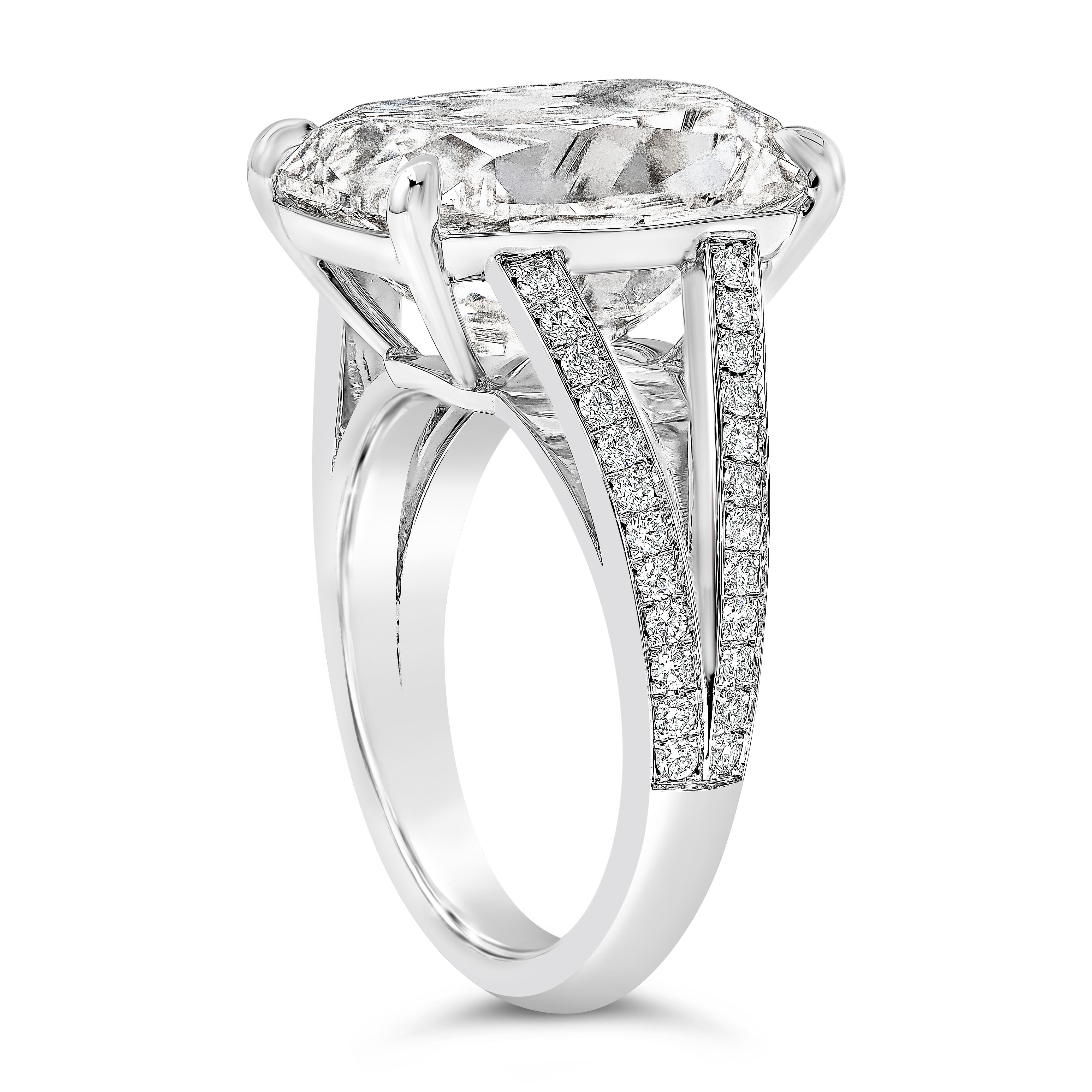 Contemporain GIA Certified 10.09 Carats Elongated Cushion Cut Diamond Engagement Ring en vente