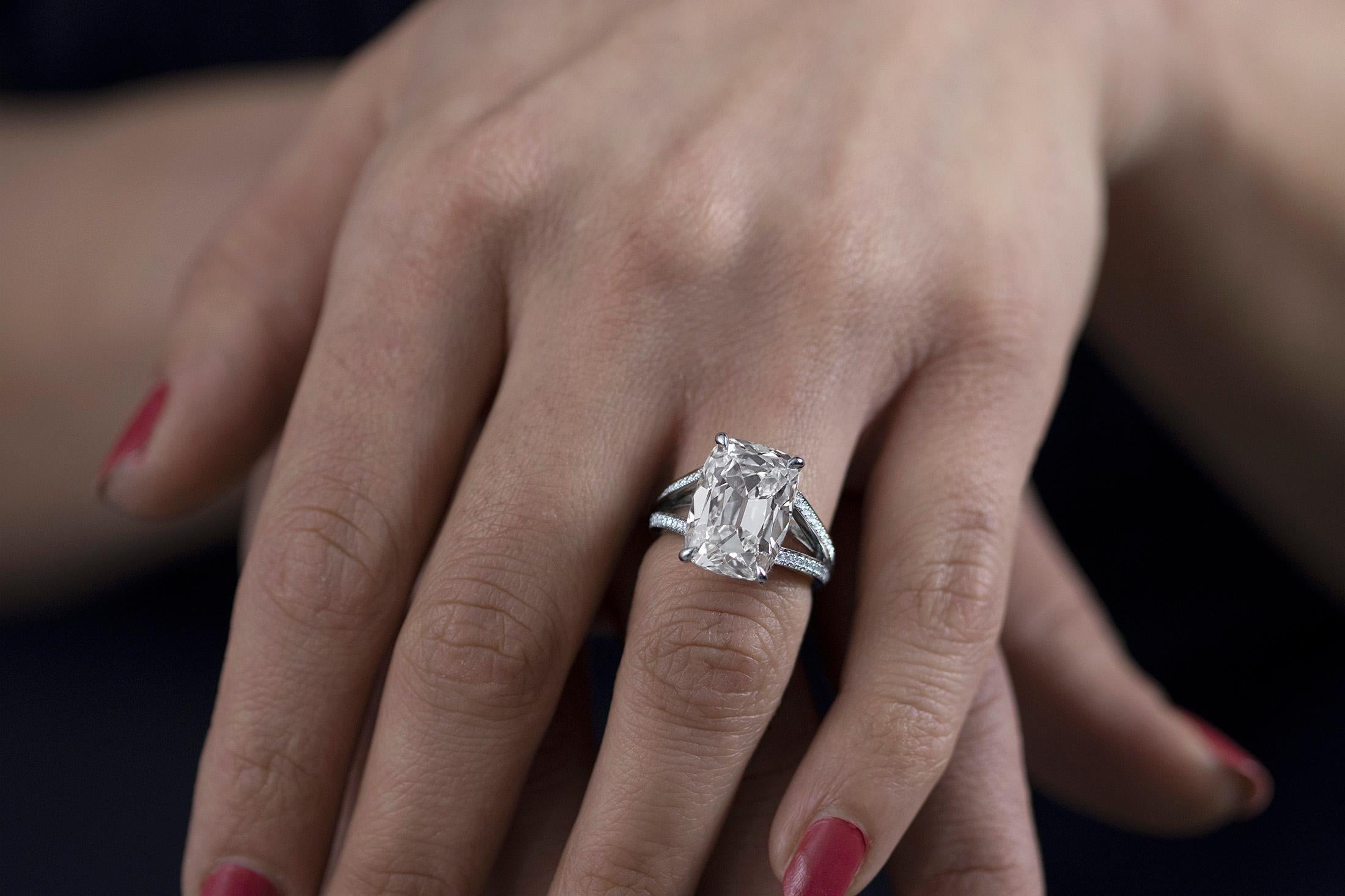 GIA Certified 10.09 Carats Elongated Cushion Cut Diamond Engagement Ring im Zustand „Neu“ im Angebot in New York, NY