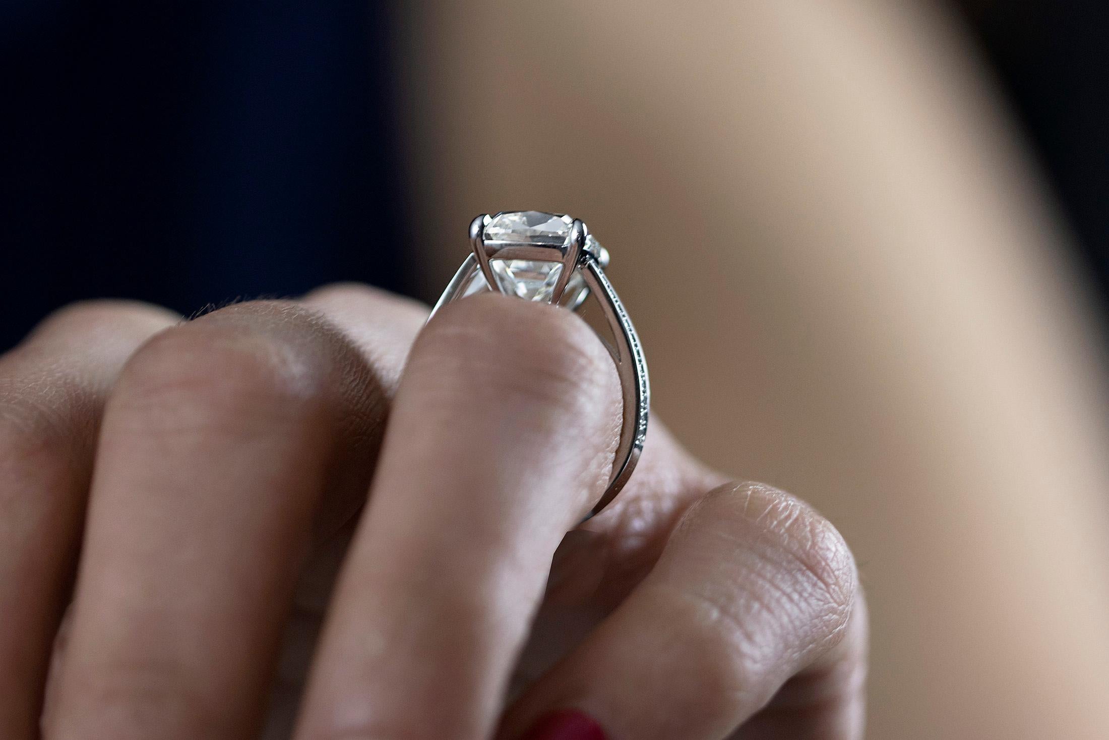 GIA Certified 10.09 Carats Elongated Cushion Cut Diamond Engagement Ring Pour femmes en vente