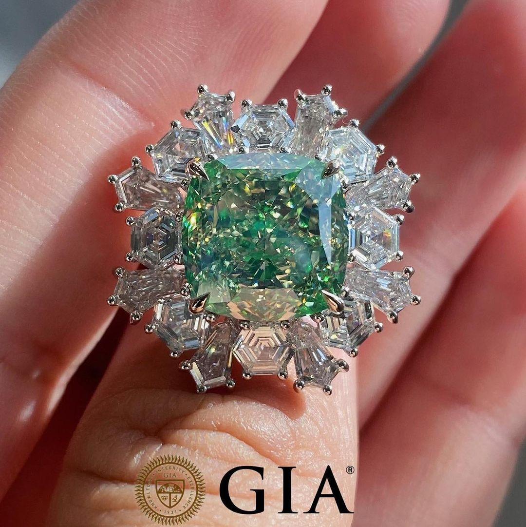 We invite you to discover this magnificent ring set with a GIA-certified fancy green cushion-cut diamond of 10,09 carats enhanced with GIA-certified colorless fancy cut diamonds weighing 4,7 carats total. The wonderful vibrant green color of the