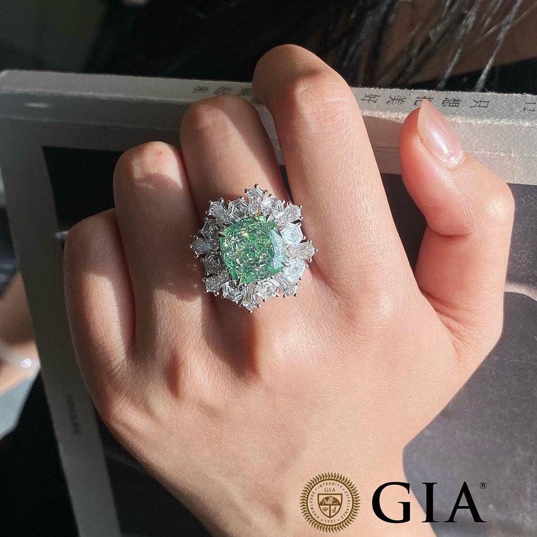 GIA Certified 10.09 Carat VS1 Fancy Green Cushion Diamond Pendant Ring In New Condition For Sale In PARIS, FR