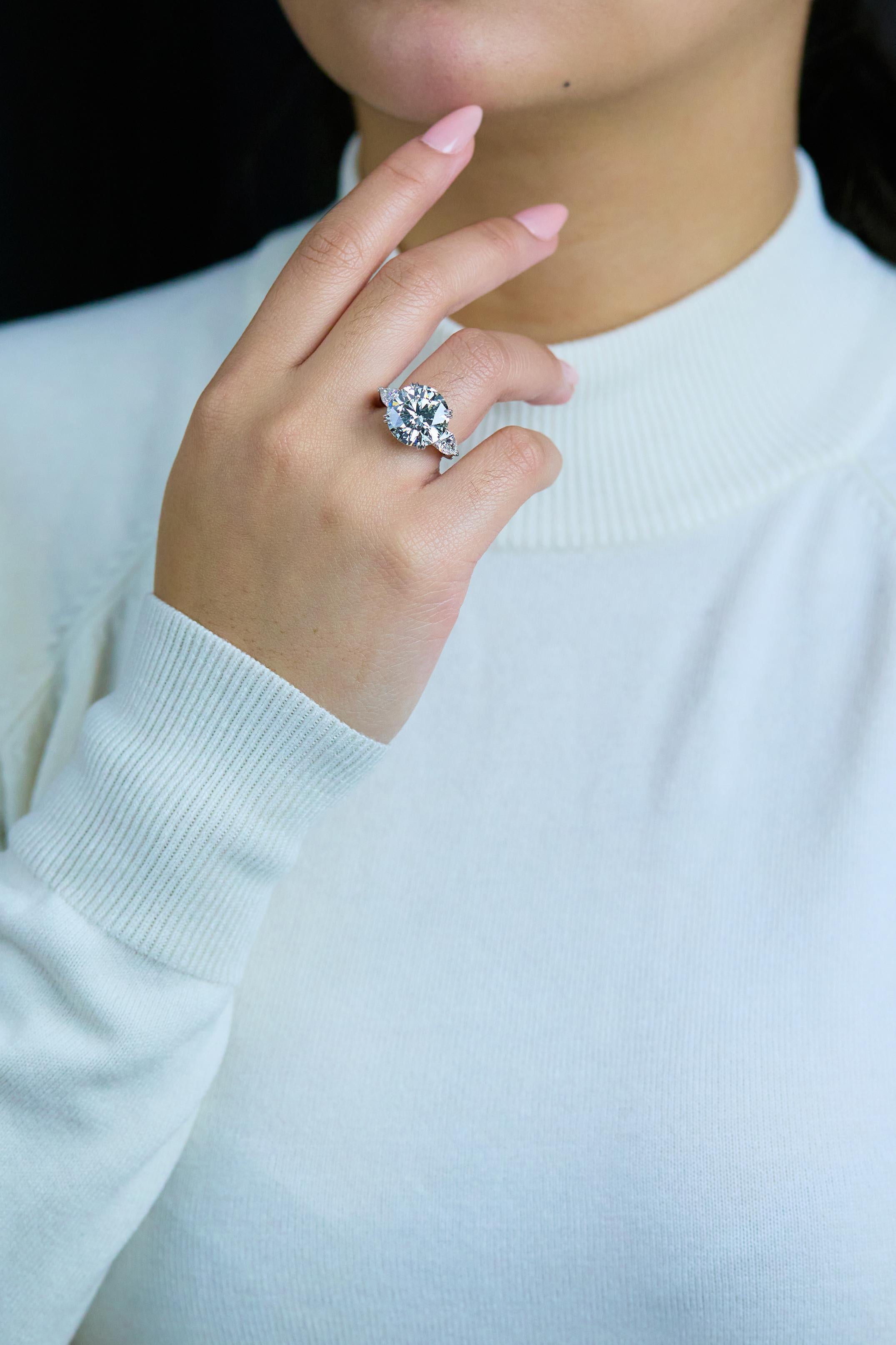 3 stone round diamond ring