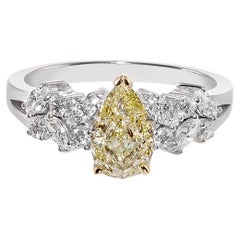 Anello in oro bianco con diamante giallo chiaro di fantasia con taglio a pera naturale certificato GIA 1.00ct