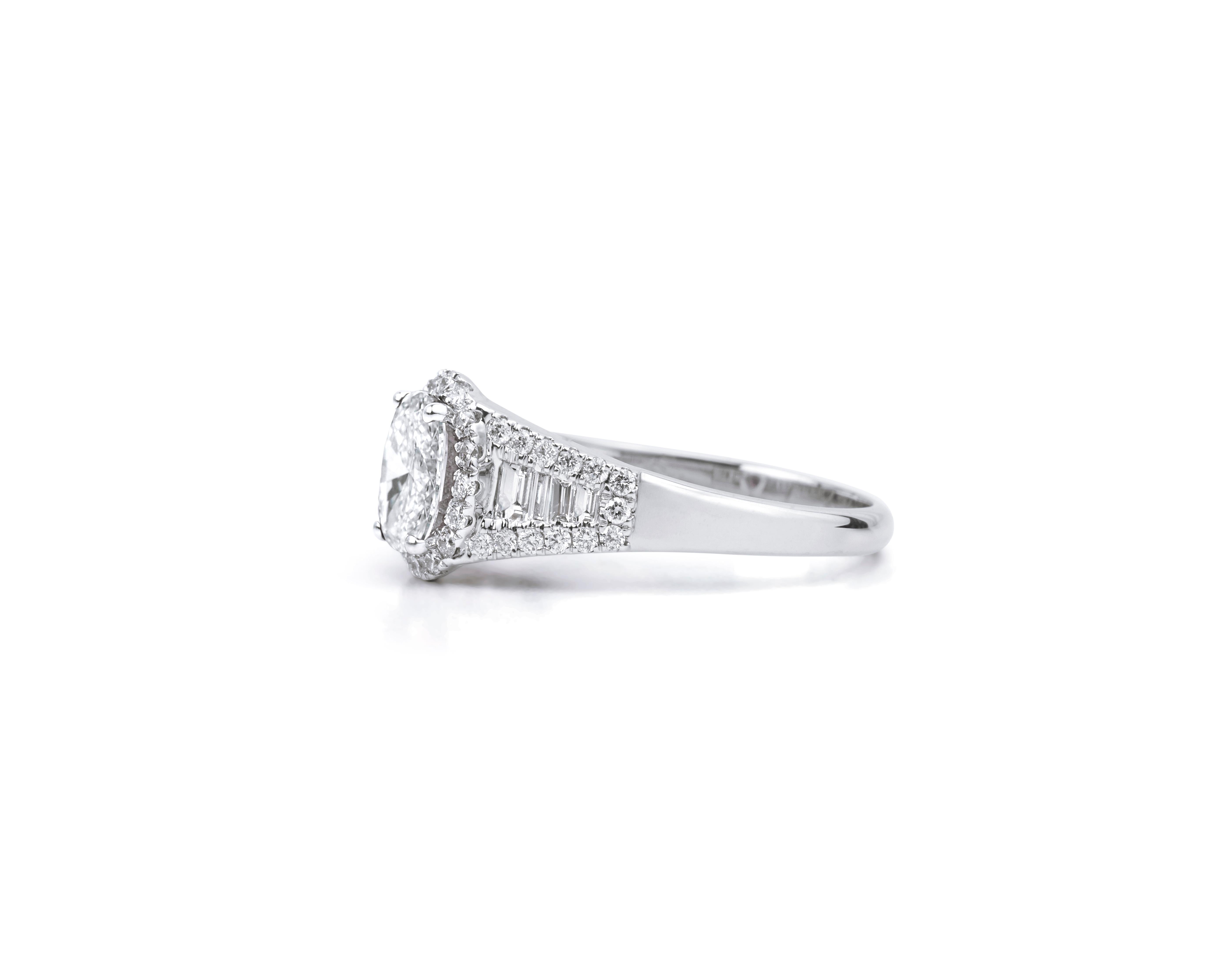 GIA-Certified 1.00ct Oval-Cut Diamond Halo Ring in 18K White Gold with Baguettes Art Decó en venta