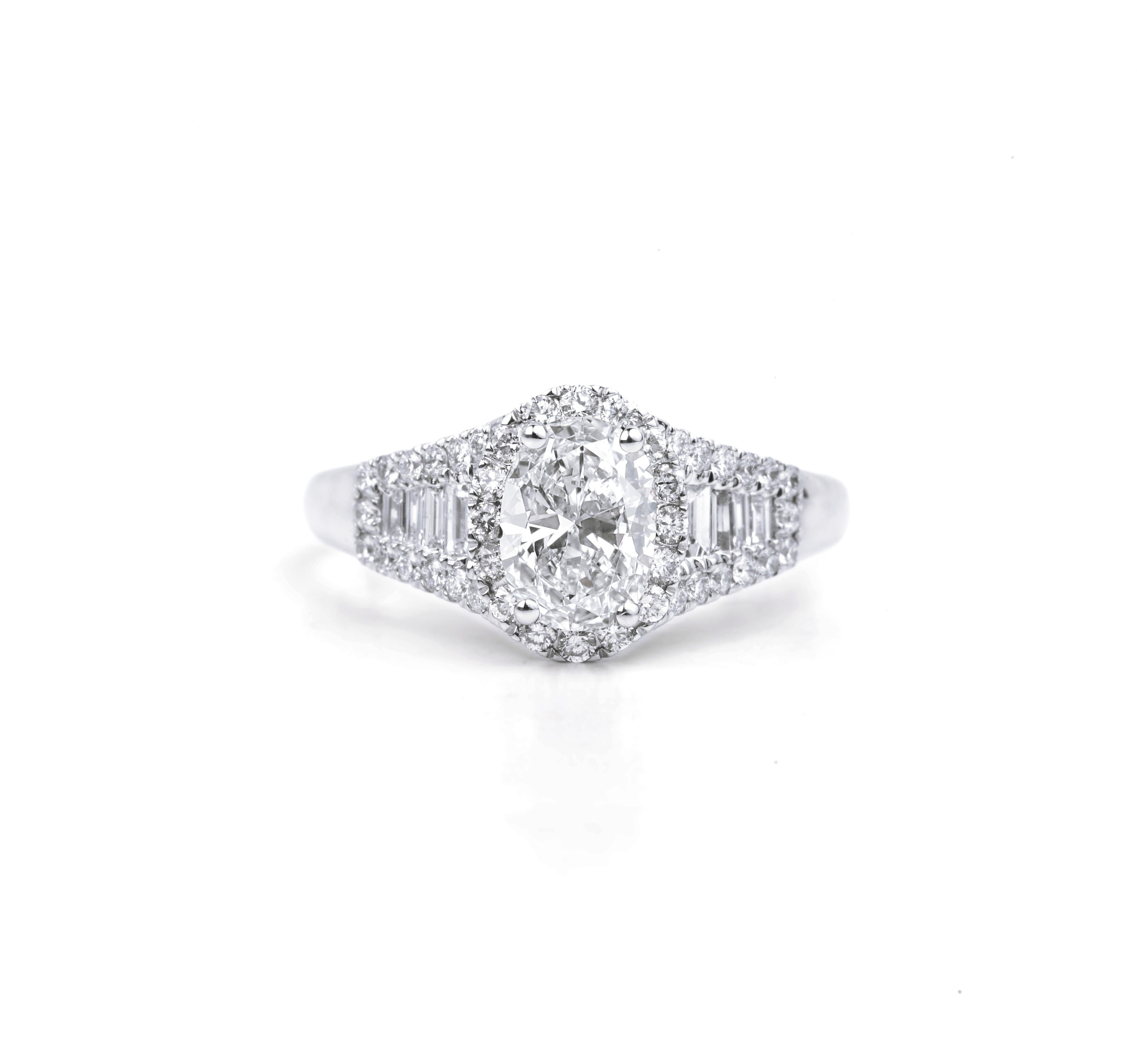 GIA-Certified 1.00ct Oval-Cut Diamond Halo Ring in 18K White Gold with Baguettes en Nuevo estado para la venta en Jaipur, RJ