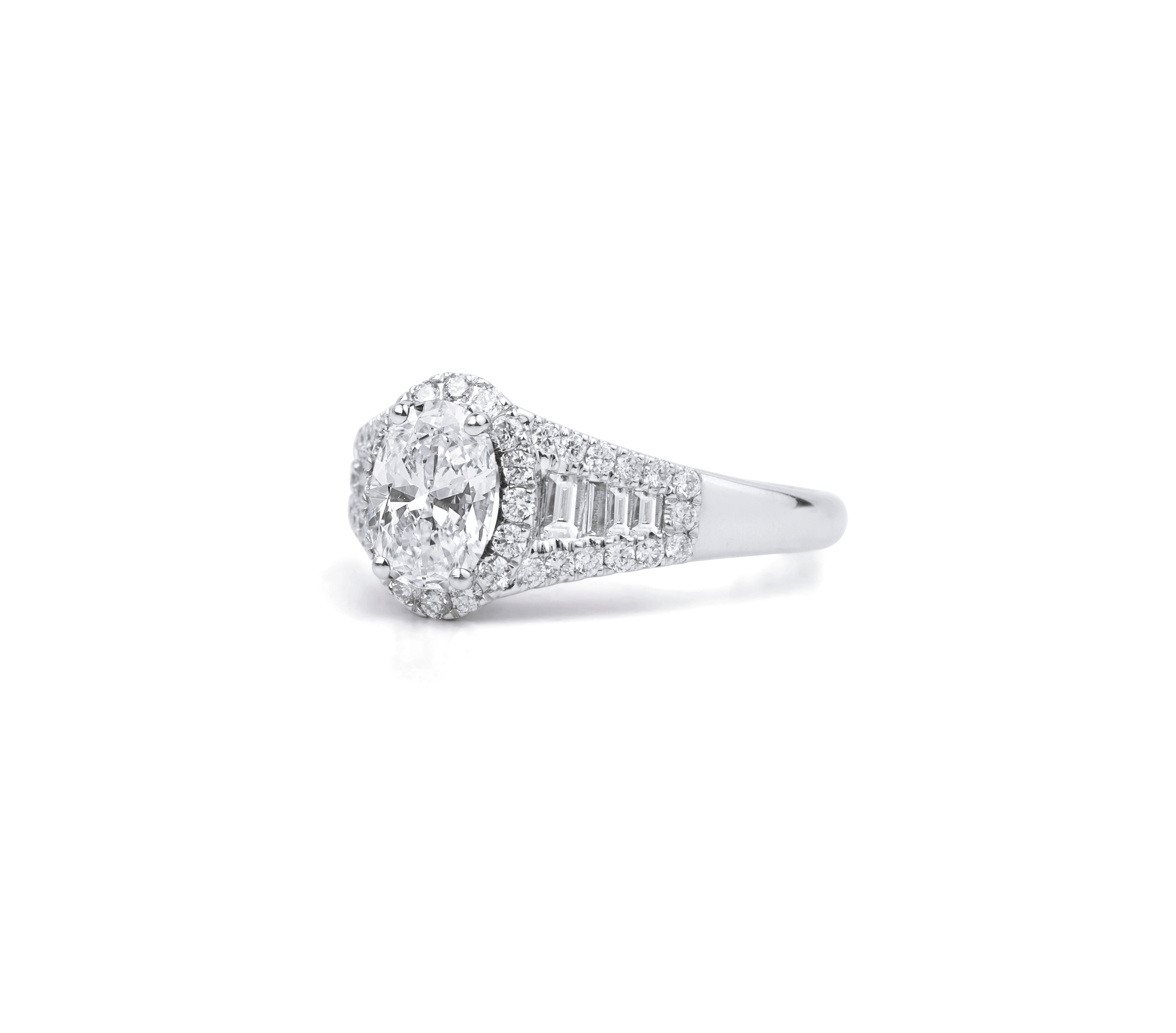De las mujeres GIA-Certified 1.00ct Oval-Cut Diamond Halo Ring in 18K White Gold with Baguettes en venta