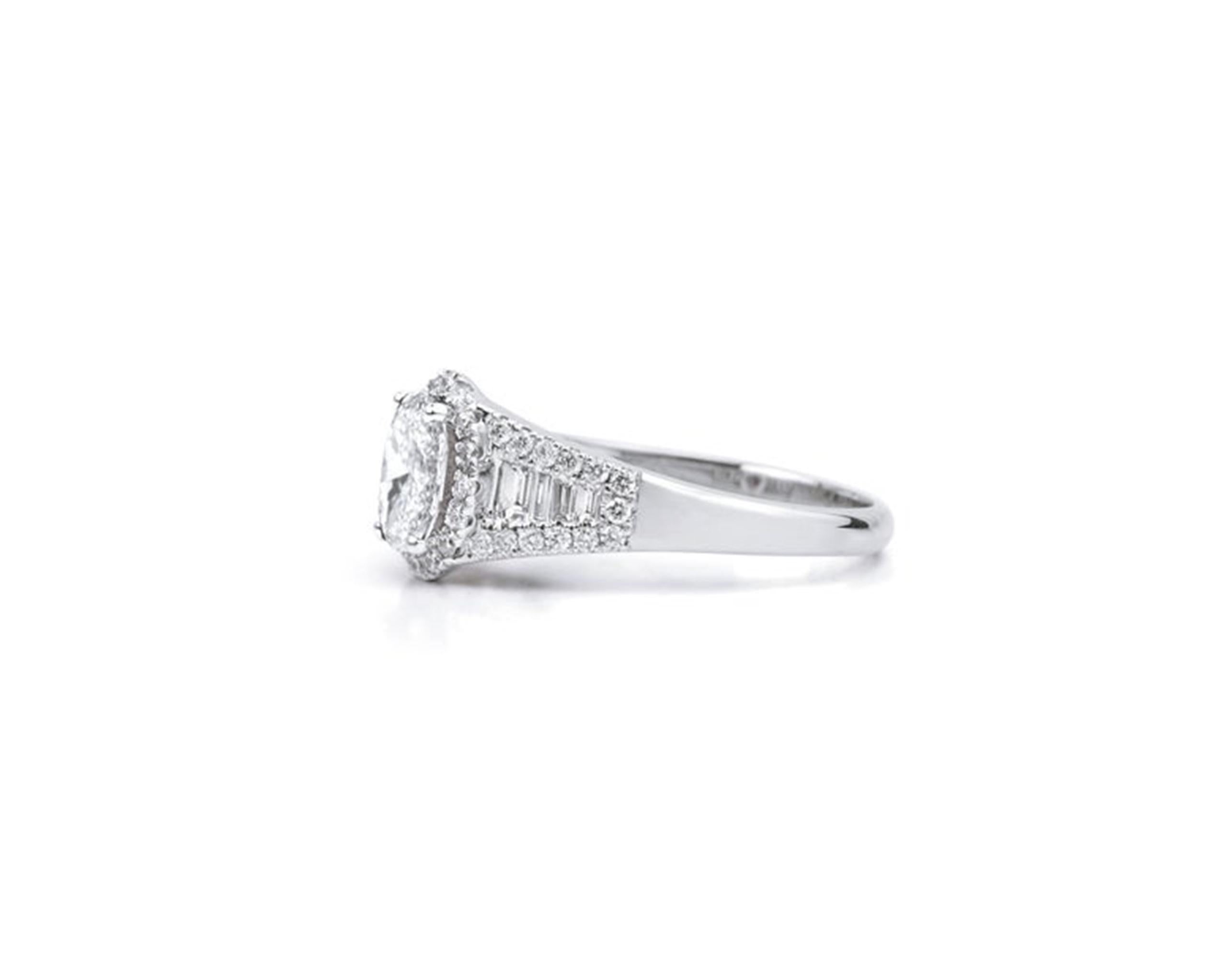 GIA-Certified 1.00ct Oval-Cut Diamond Halo Ring in 18K White Gold with Baguettes en venta 1