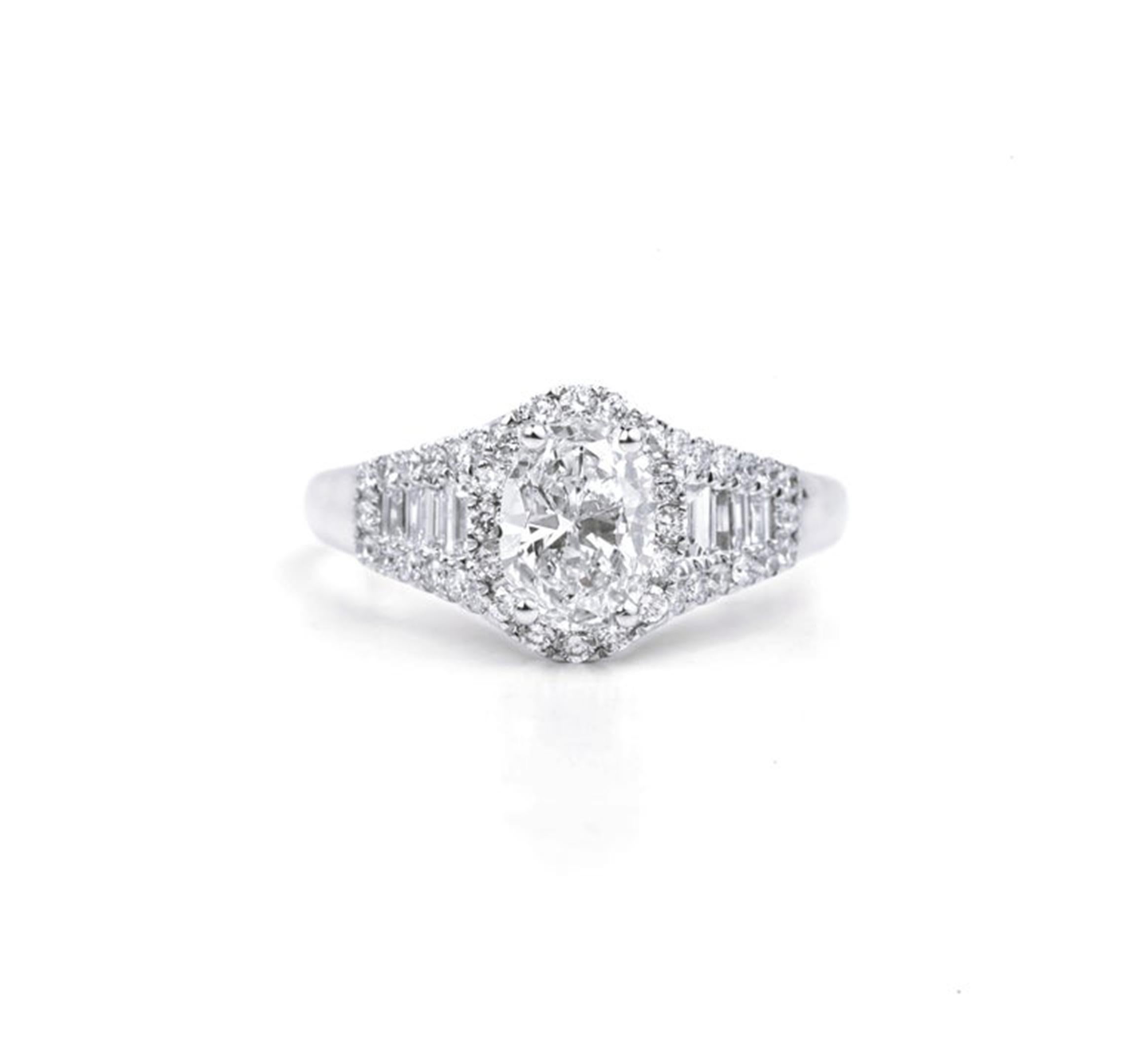 GIA-Certified 1.00ct Oval-Cut Diamond Halo Ring in 18K White Gold with Baguettes en venta 2
