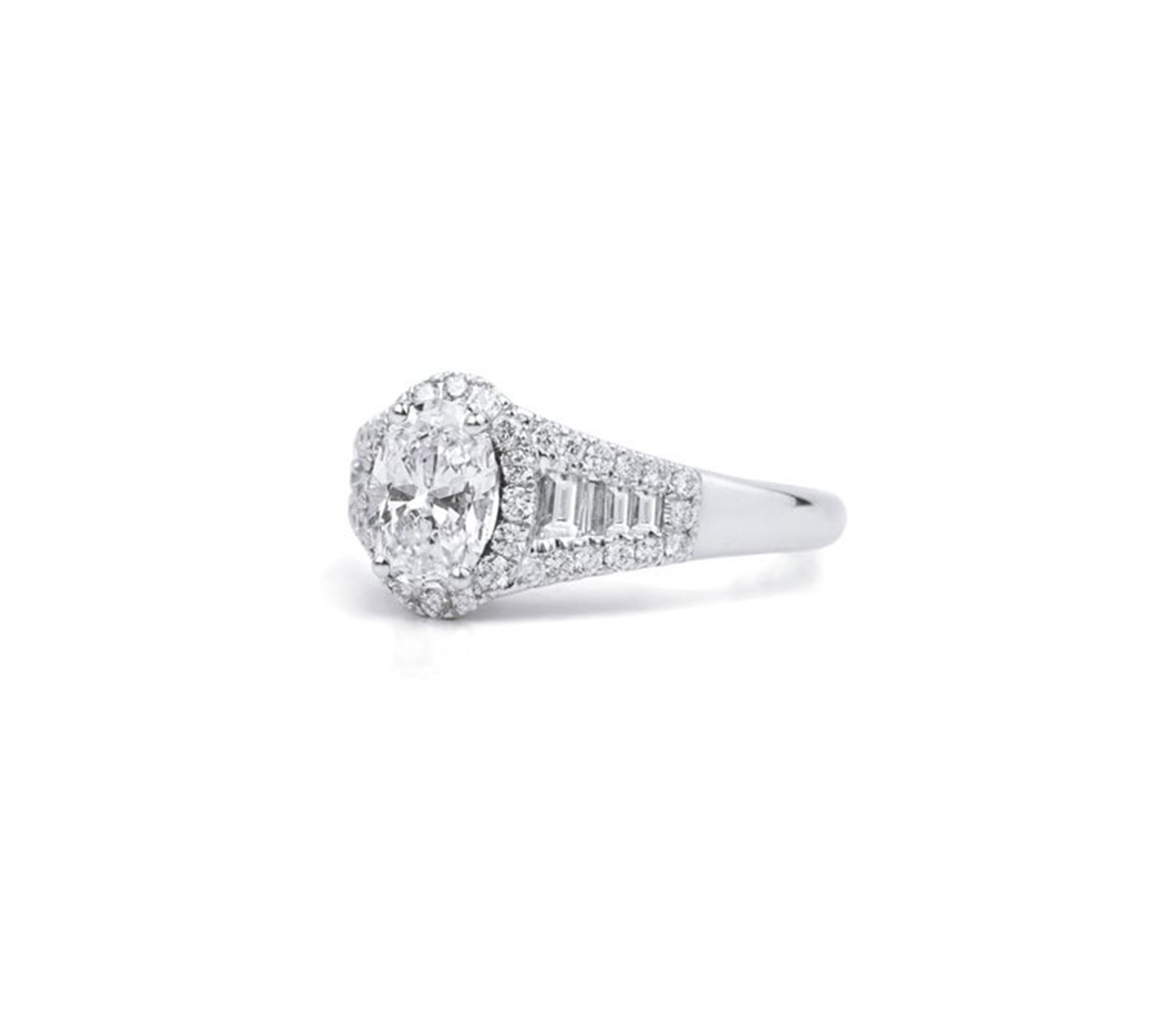 GIA-Certified 1.00ct Oval-Cut Diamond Halo Ring in 18K White Gold with Baguettes en venta 3