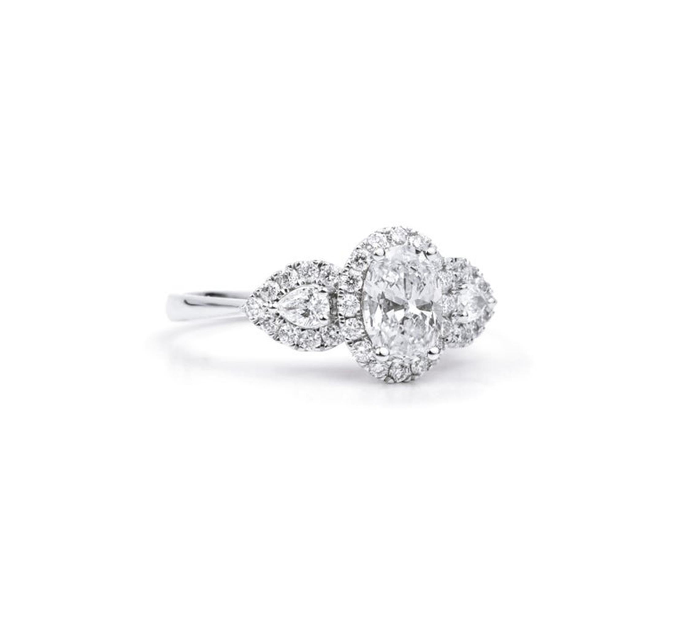 GIA-zertifizierter 1,00 Karat ovaler Diamant-Dreistein-Halo-Ring aus 18 Karat Weißgold im Angebot 1